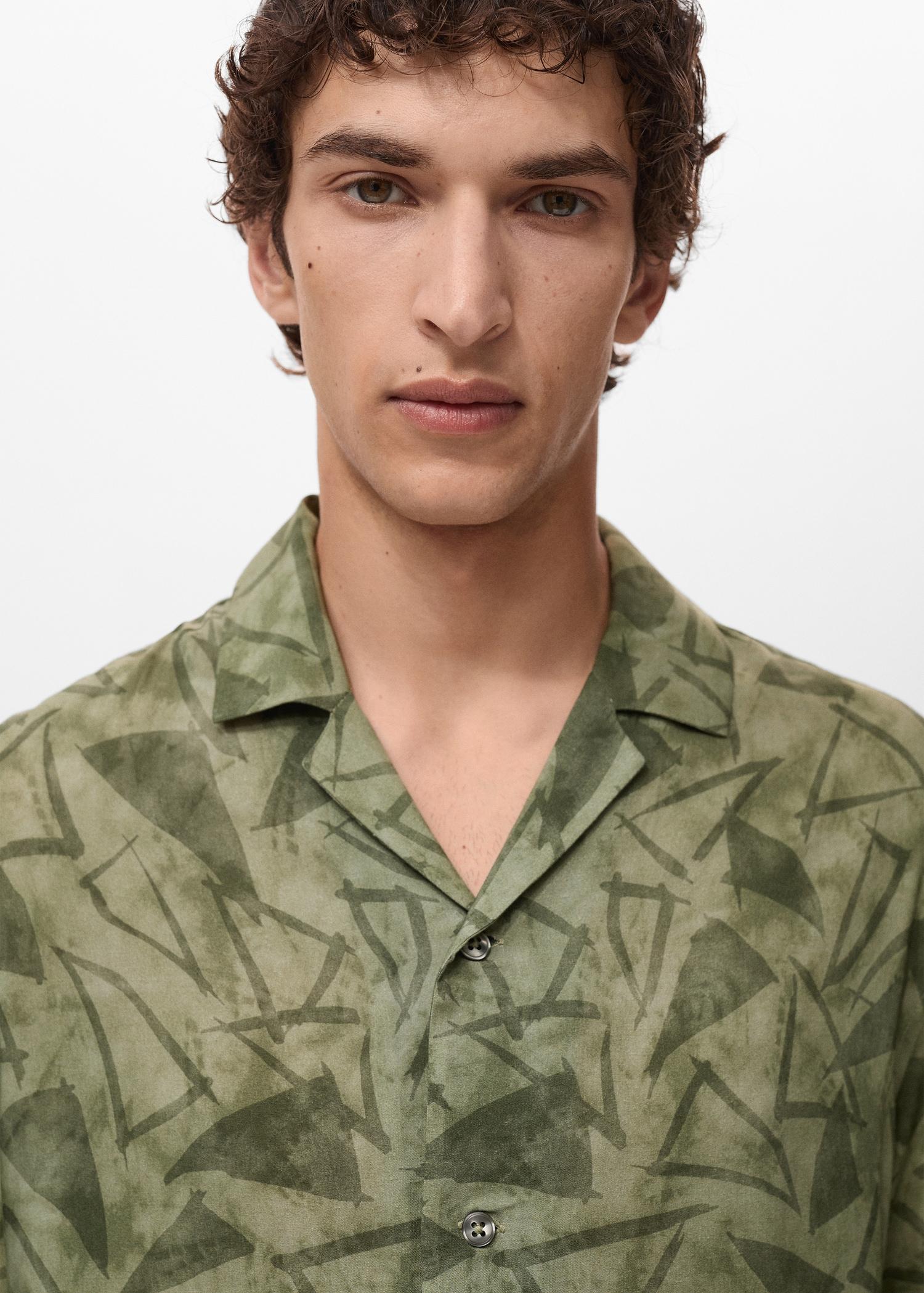Printed bowling shirt - Men | MANGO USA Product Image