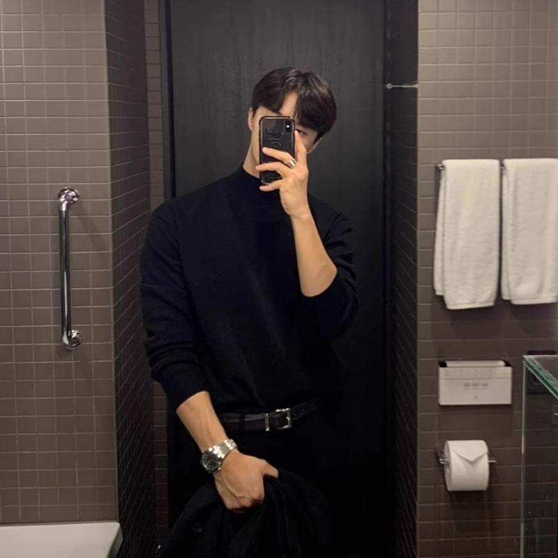 Long-Sleeve Mock Neck Plain T-Shirt Product Image