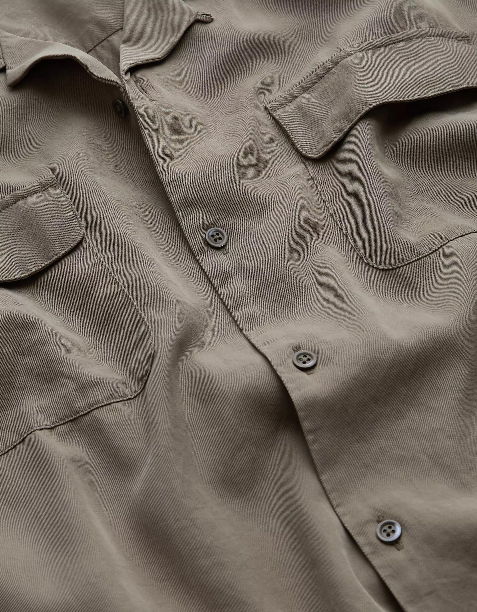 AE77 Premium Relaxed Short-Sleeve Button-Up Shirt Product Image