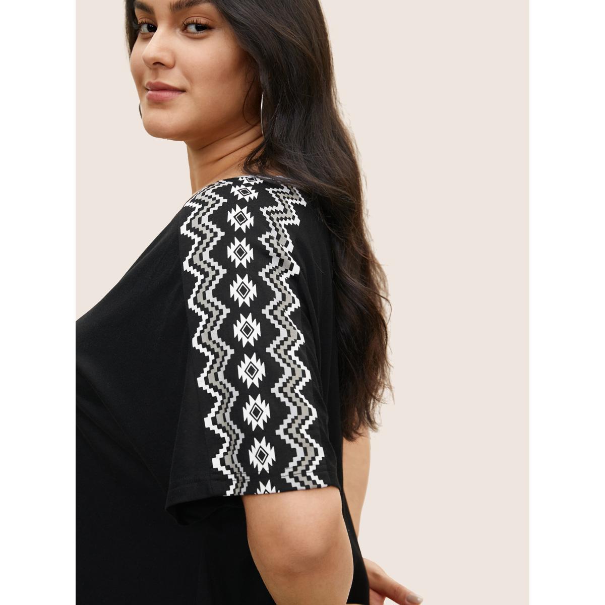Plus Size Geometric Print Batwing Sleeve T-shirt Black Women Resort Plain V-neck Vacation T-shirts BloomChic 12/L Product Image