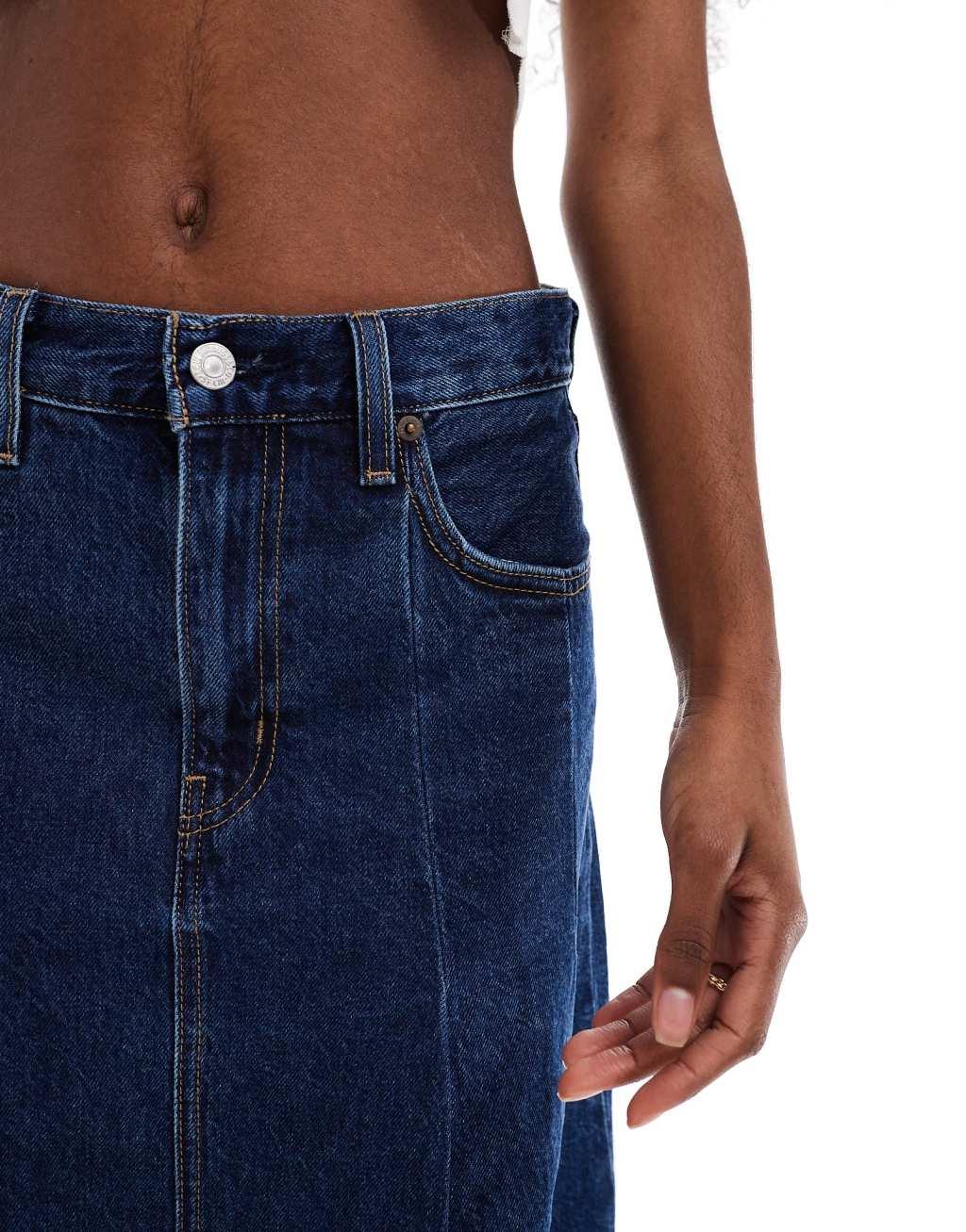 Levi's pleated denim midi skirt in dark wash blue Product Image
