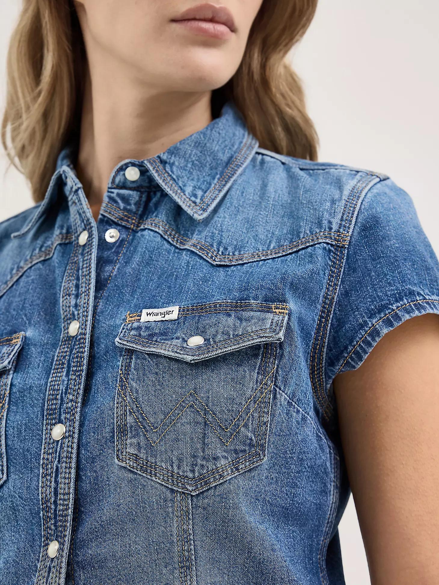 Women's Shrunken Denim Shirt | Women's TOPS | Wrangler® Product Image