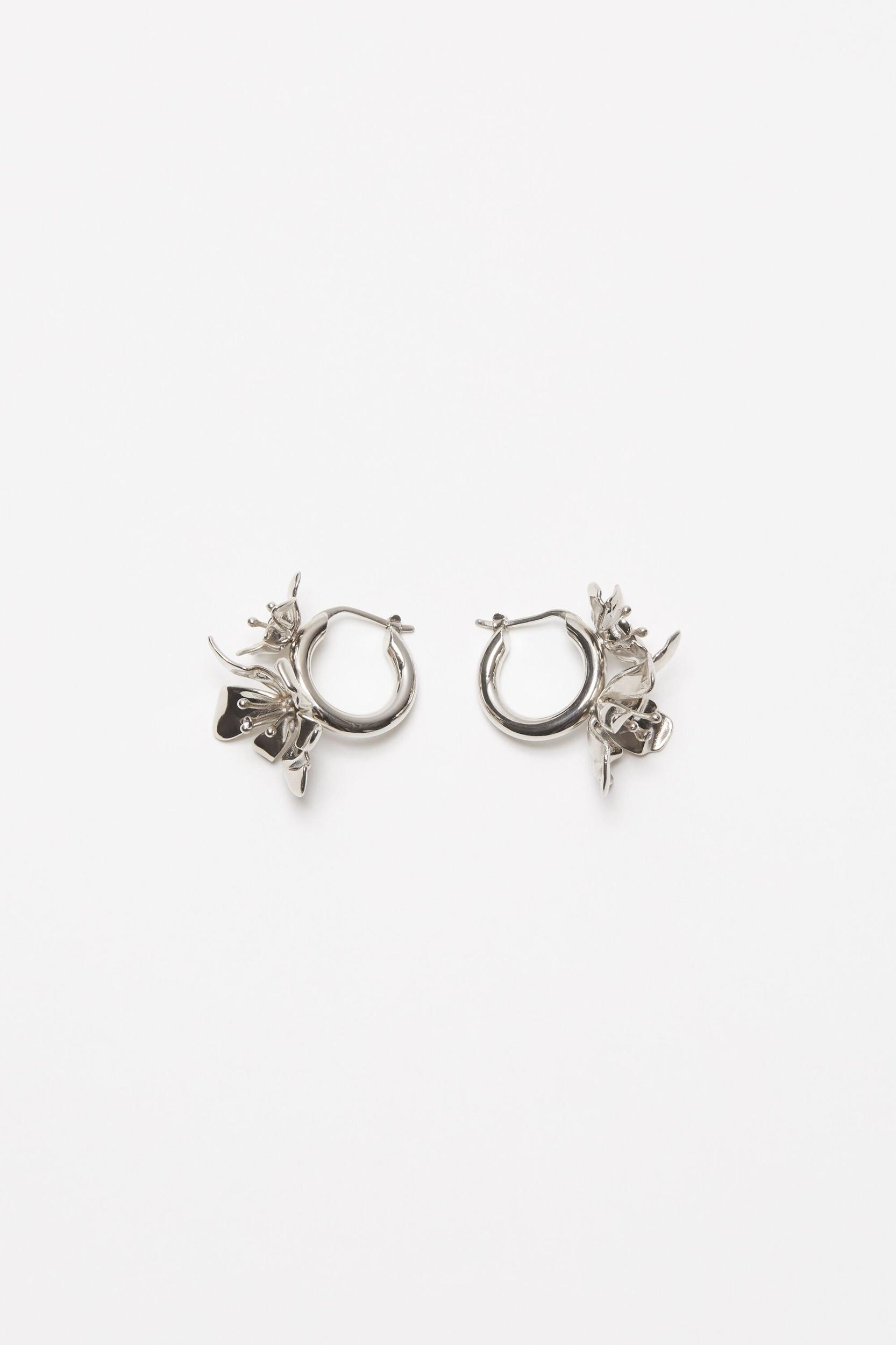 Flower hoop earrings Product Image