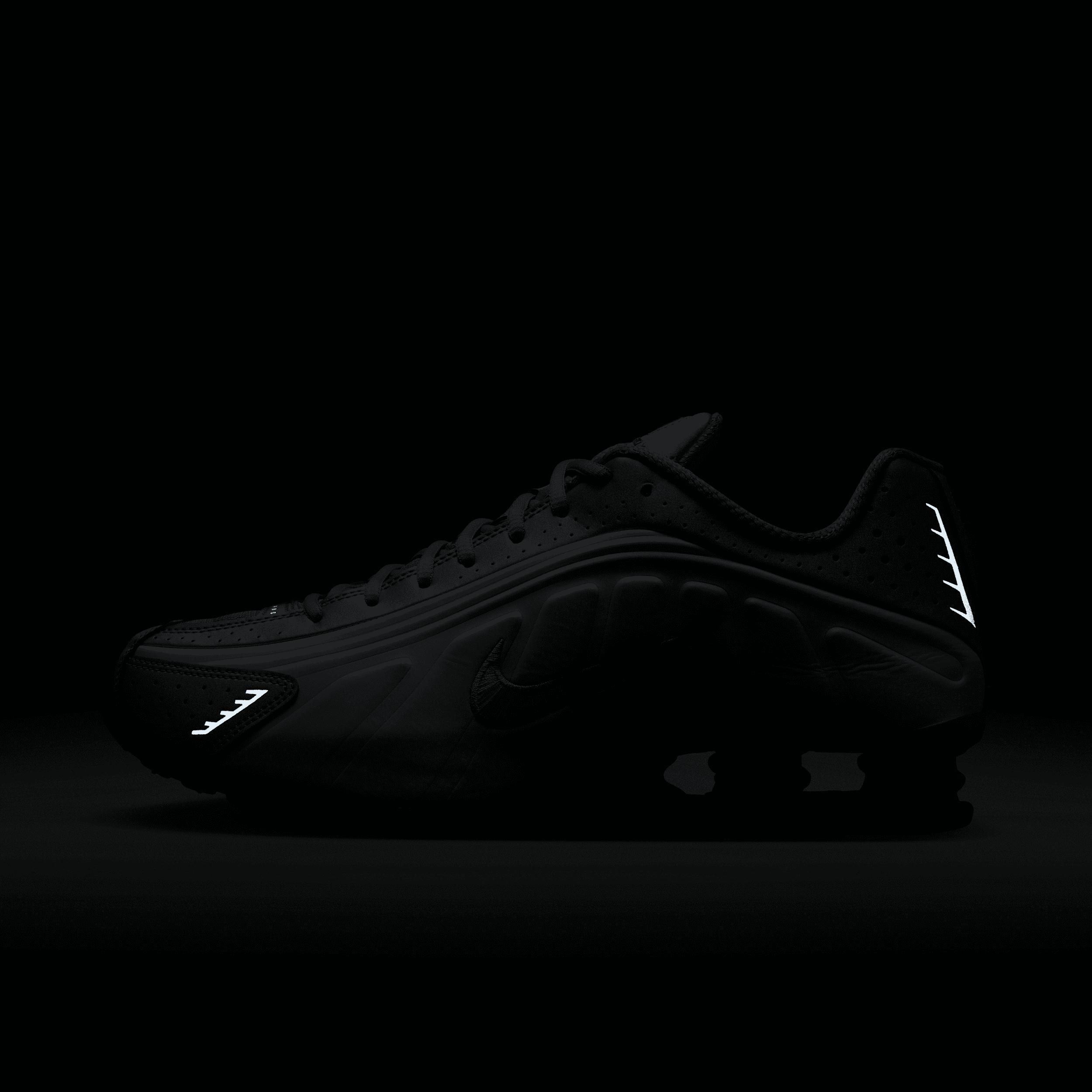 Nike Men's Shox R4 Shoes Product Image