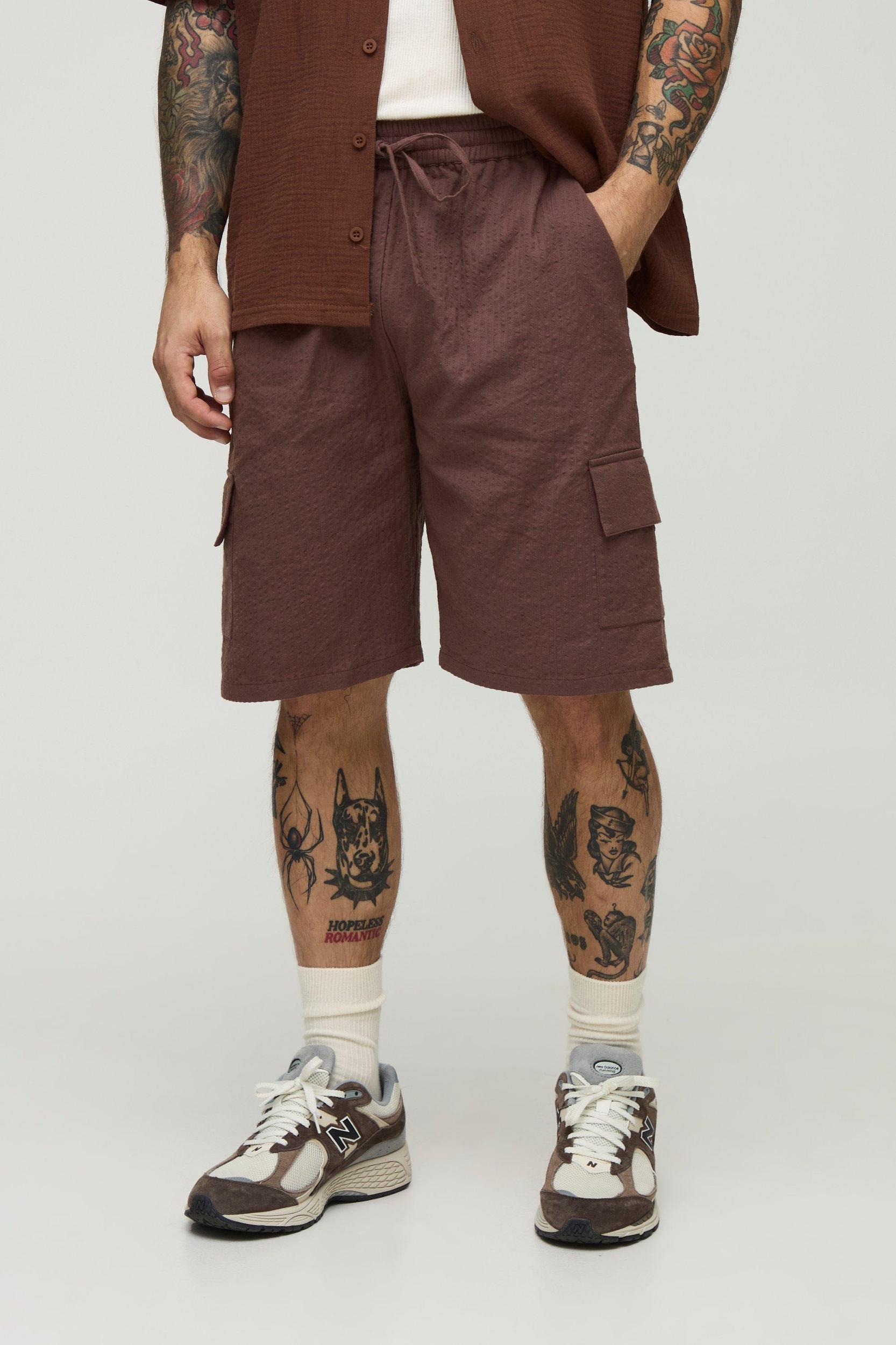 Relaxed Elasticated Waist Seersucker Cargo Short | boohooMAN USA Product Image
