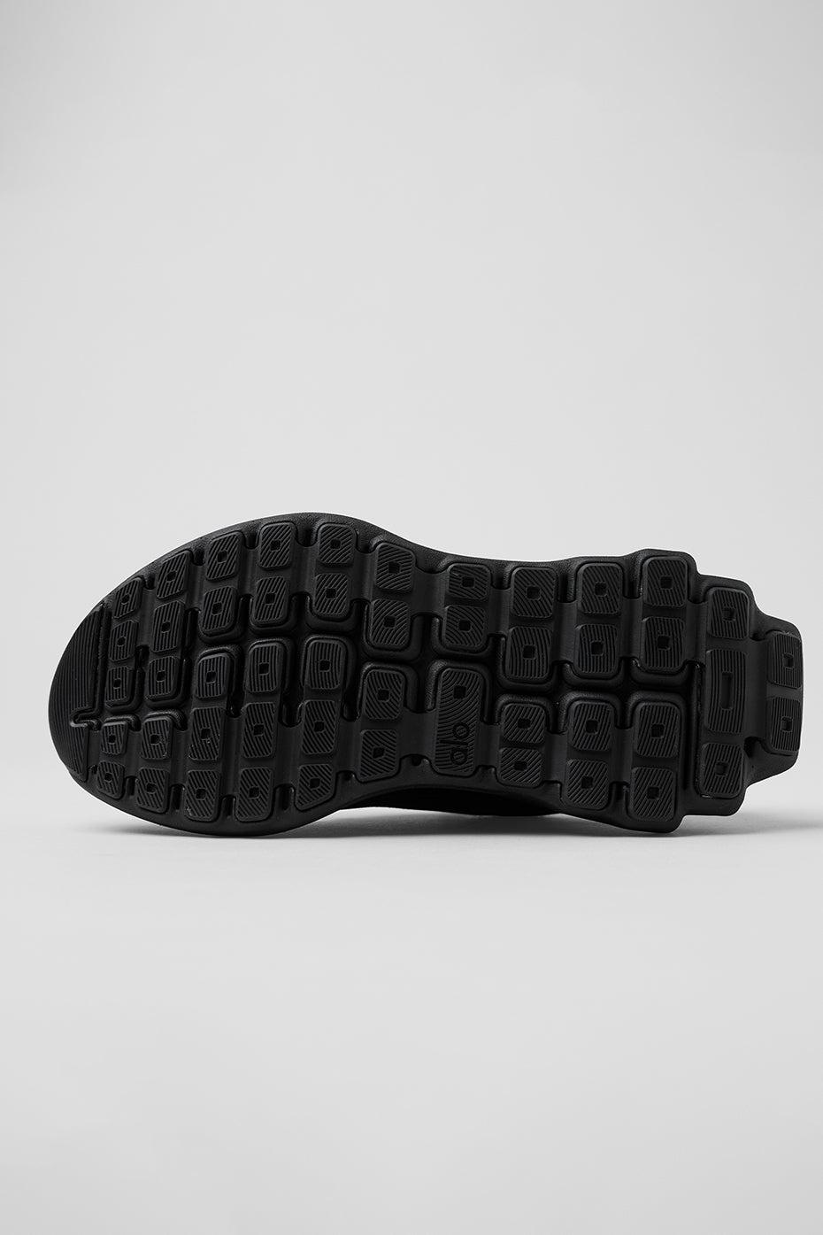 ALO Runner - Black/Black Unisex Product Image