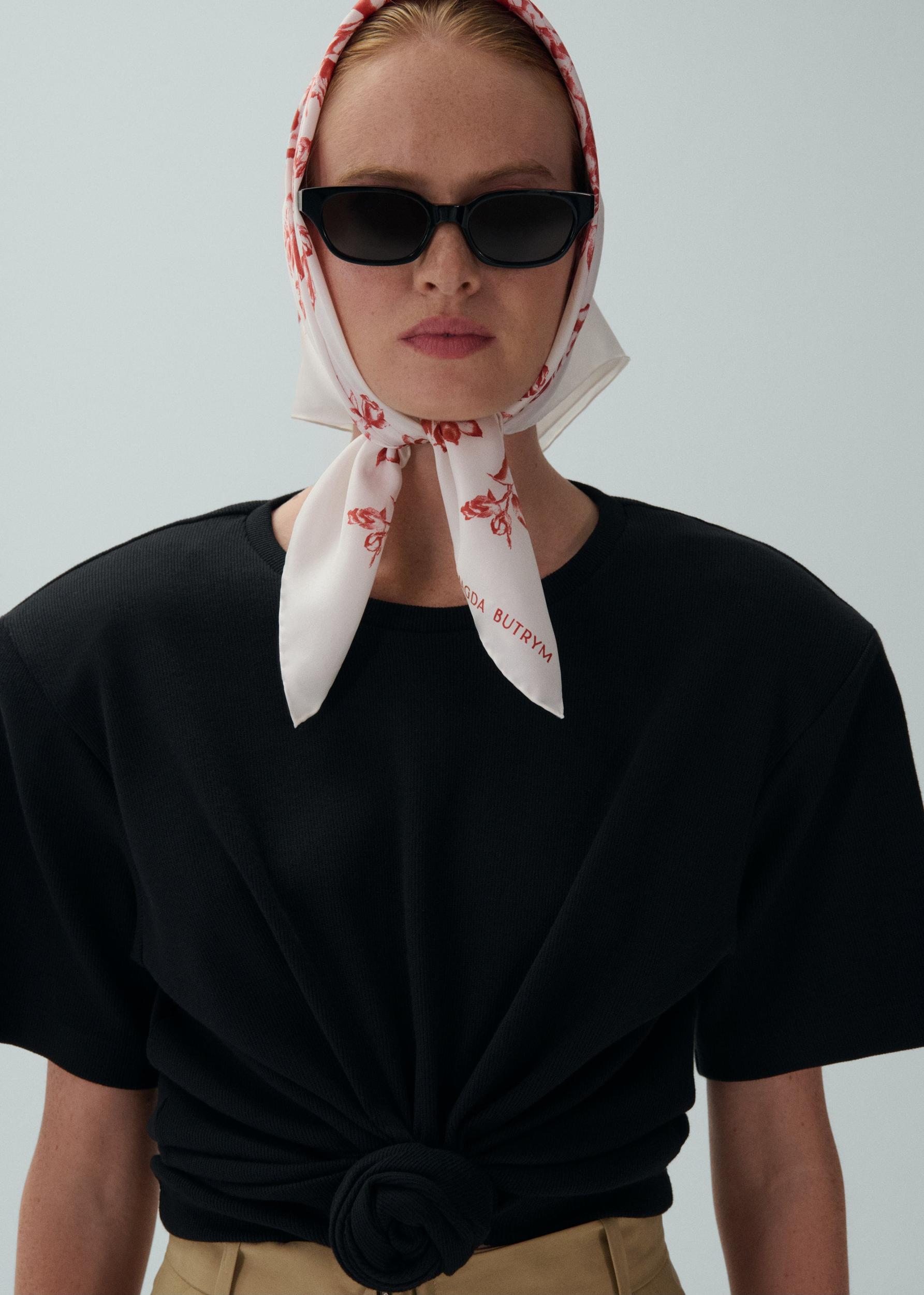 Floral-print scarf in black Product Image