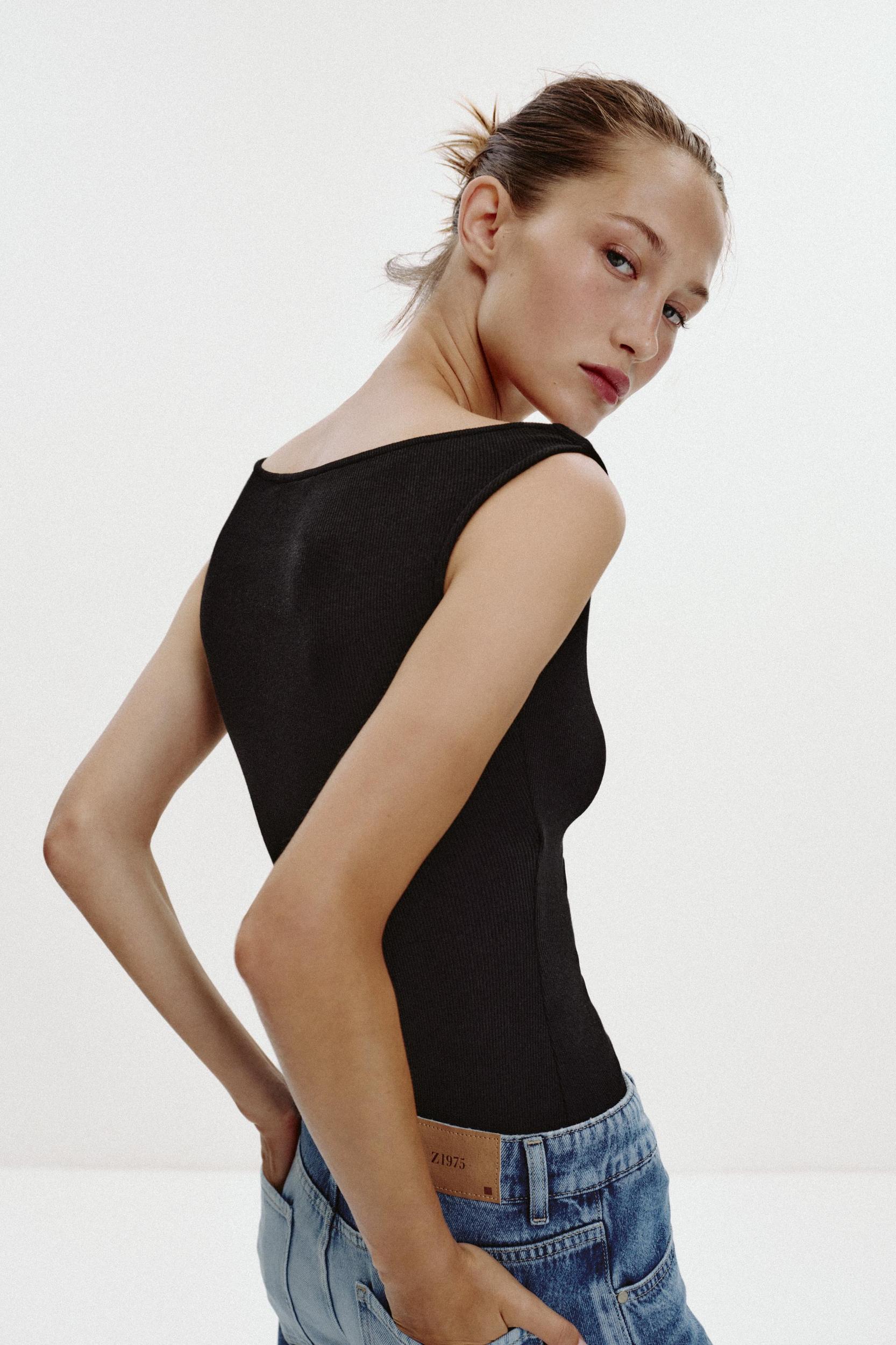 OFF-THE-SHOULDER RIBBED T-SHIRT Product Image