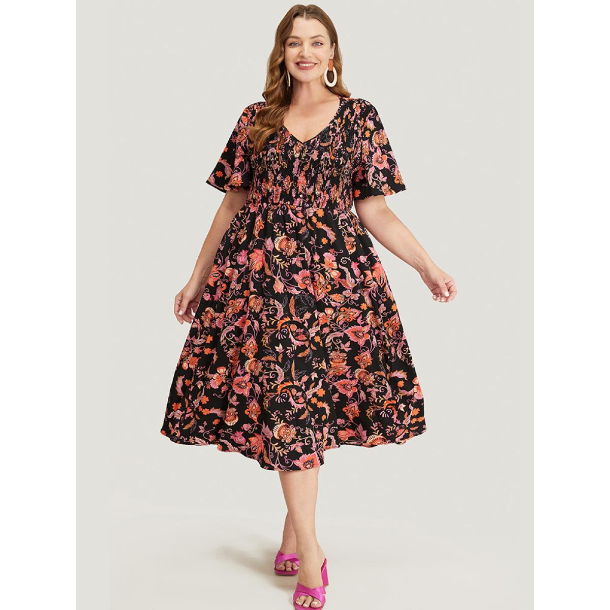 Plus Size Bandana Print Pocket Shirred V Neck Ruffle Hem Dress Black Women Vacation Pocket V-neck Short sleeve Curvy Midi Dress BloomChic 26/4X Product Image