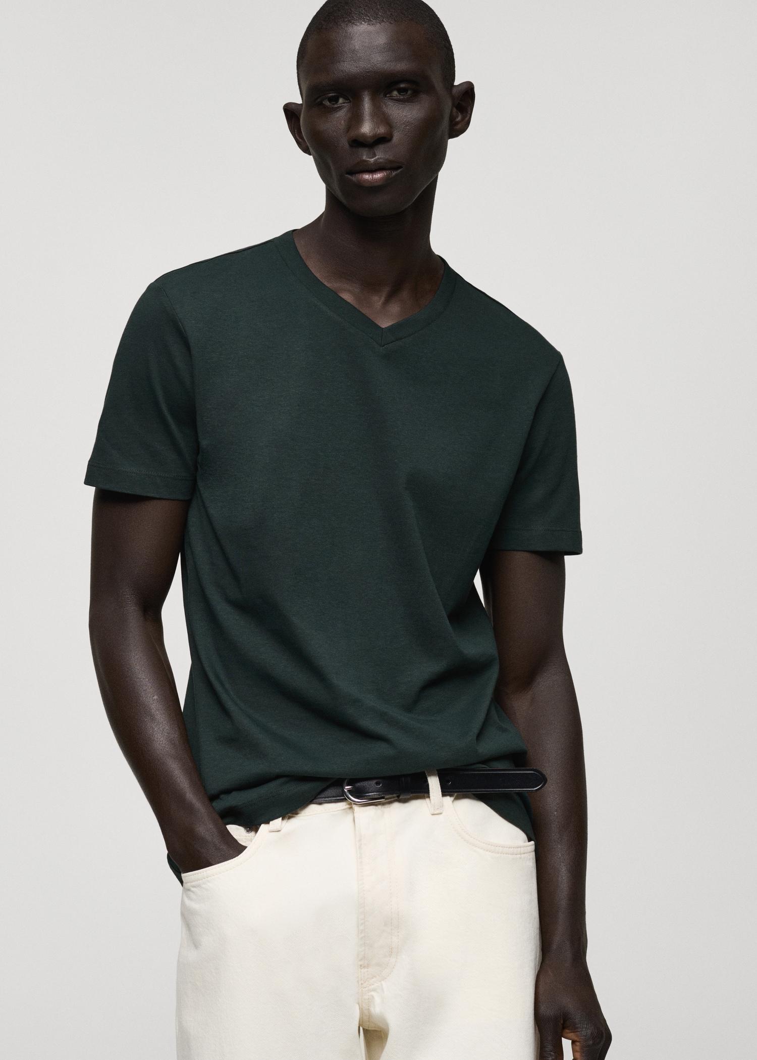 100% cotton slim-fit V-neck t-shirt - Men | MANGO USA Product Image