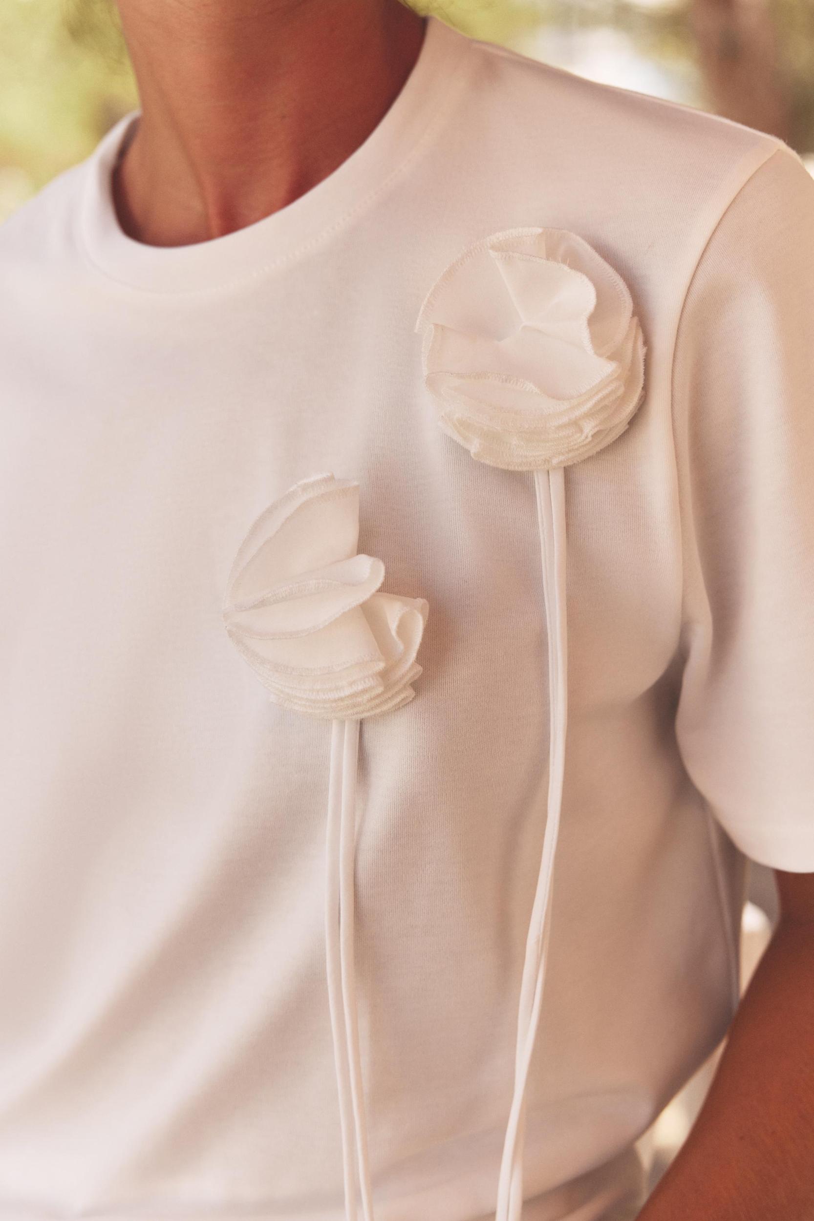 VOLUMINOUS FLORAL T-SHIRT Product Image
