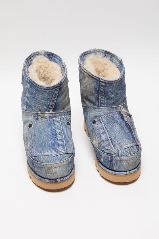 Low boots printed leather Product Image