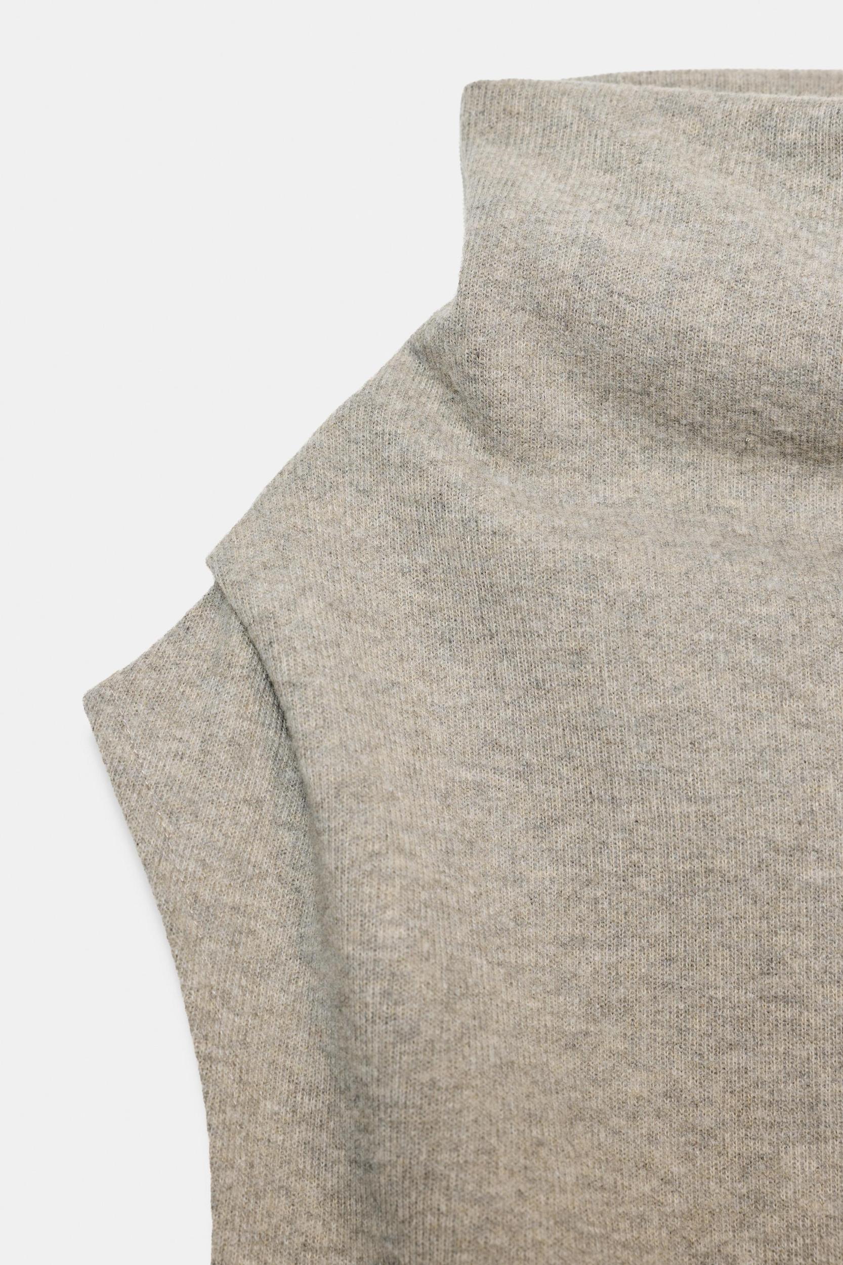 SLEEVELESS TOP Product Image