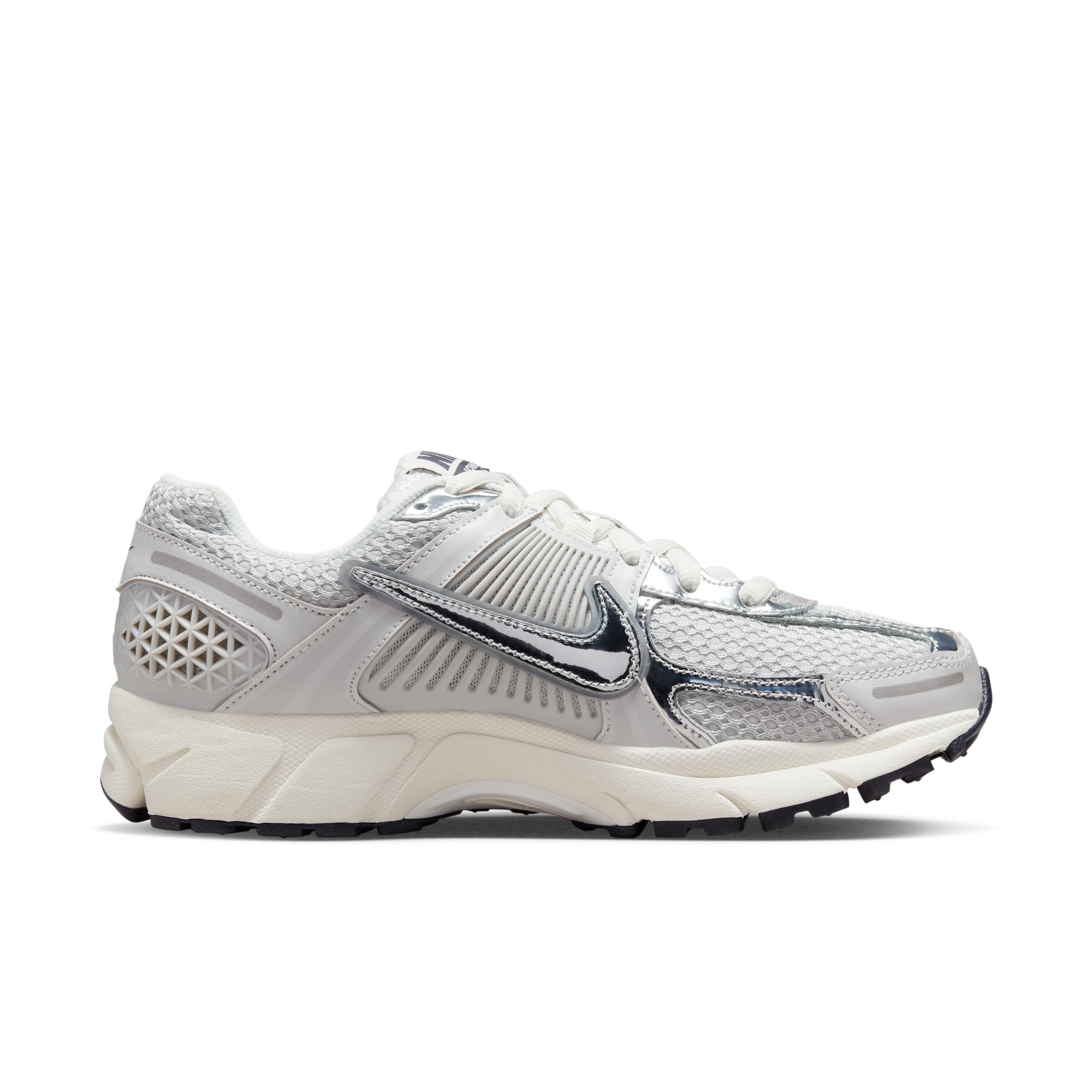 Nike Womens Zoom Vomero Shoes | FD0884-025 Product Image