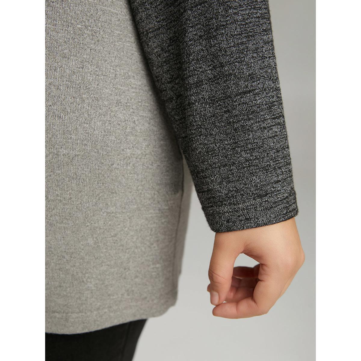 Plus Size Contrast Button Detail Raglan Sleeve T-shirt Gray Women Casual Contrast Plain V-neck Dailywear T-shirts BloomChic 30/6X Product Image