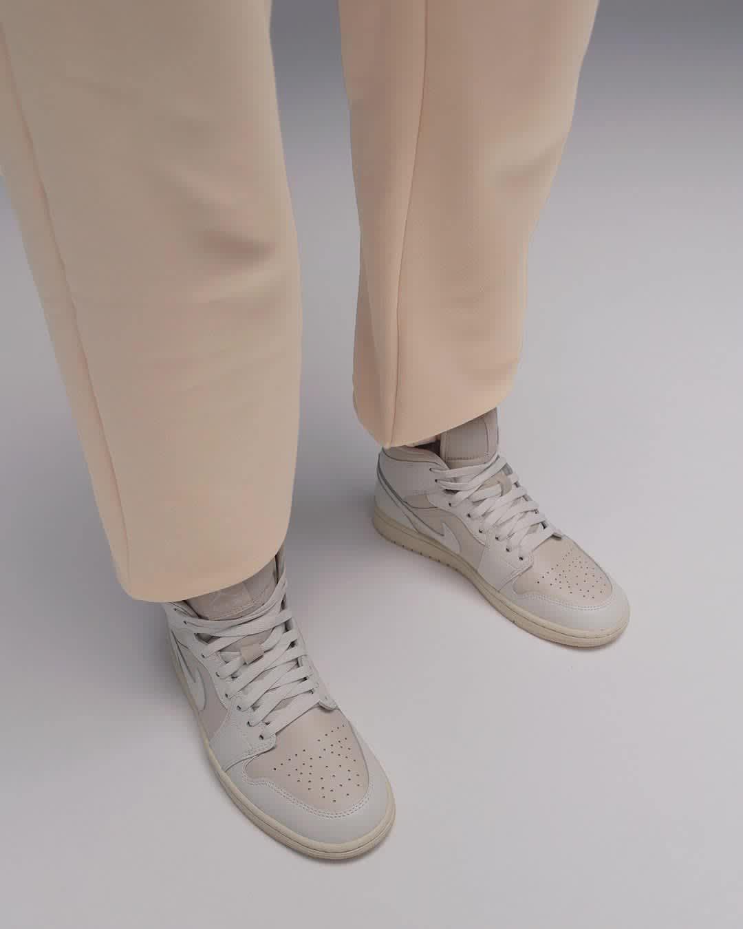 Jordan Flight Fleece Women's Satin-Lined Pullover Hoodie Product Image