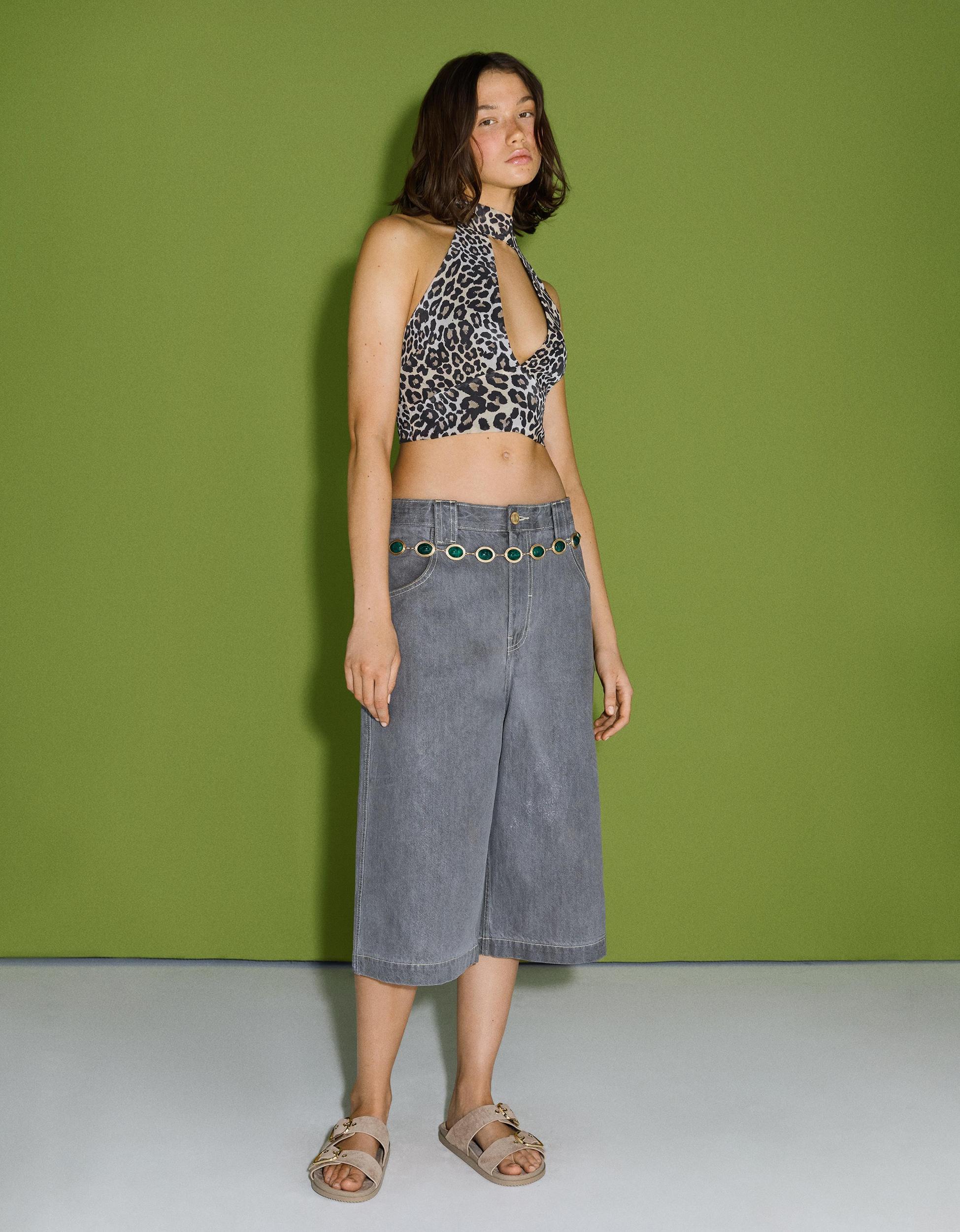 Blonde lace top with ruffles Product Image