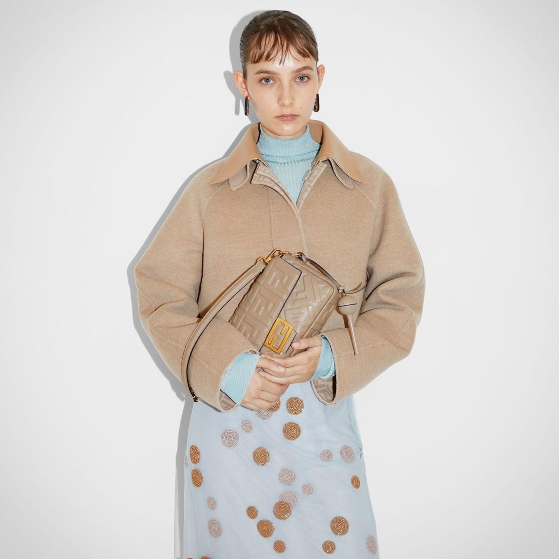 BaguetteBeige leather bag Product Image