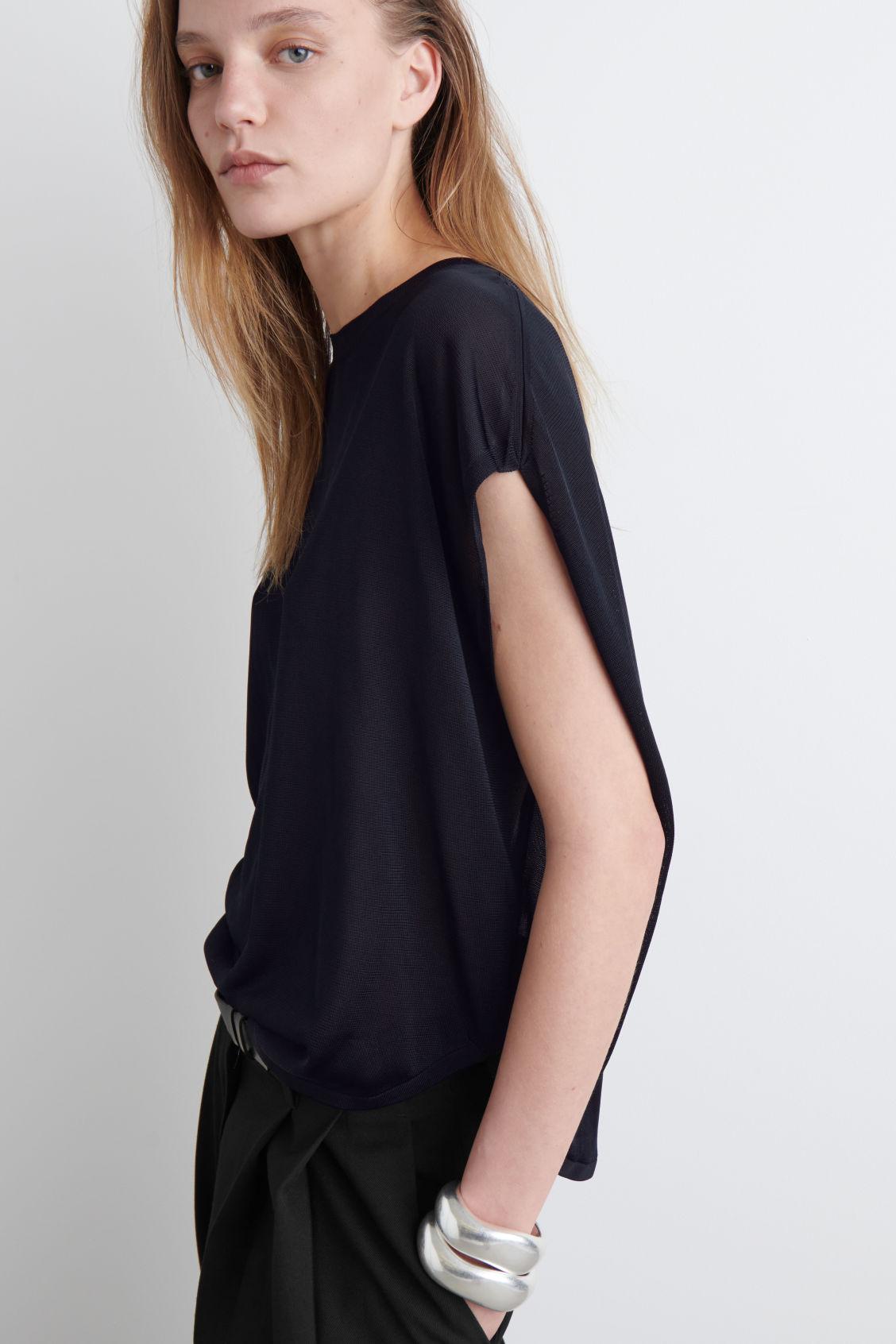 KNITTED CIRCLE-CUT T-SHIRT Product Image