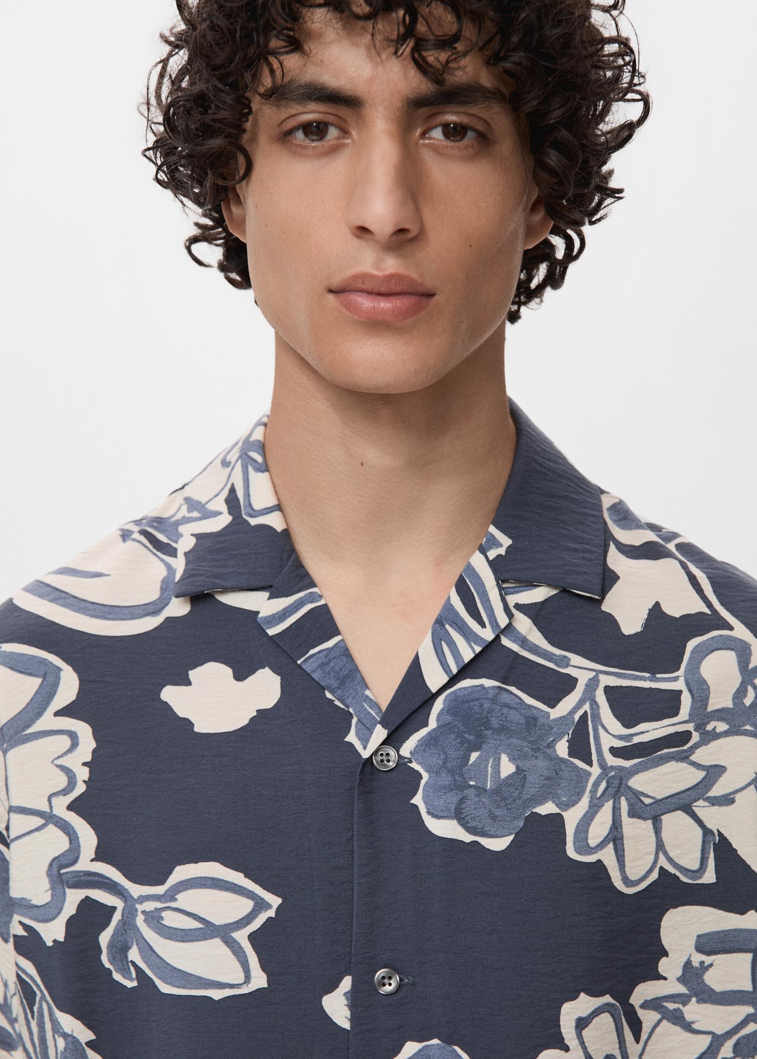 Wrinkled-effect floral shirt - Men | MANGO USA Product Image
