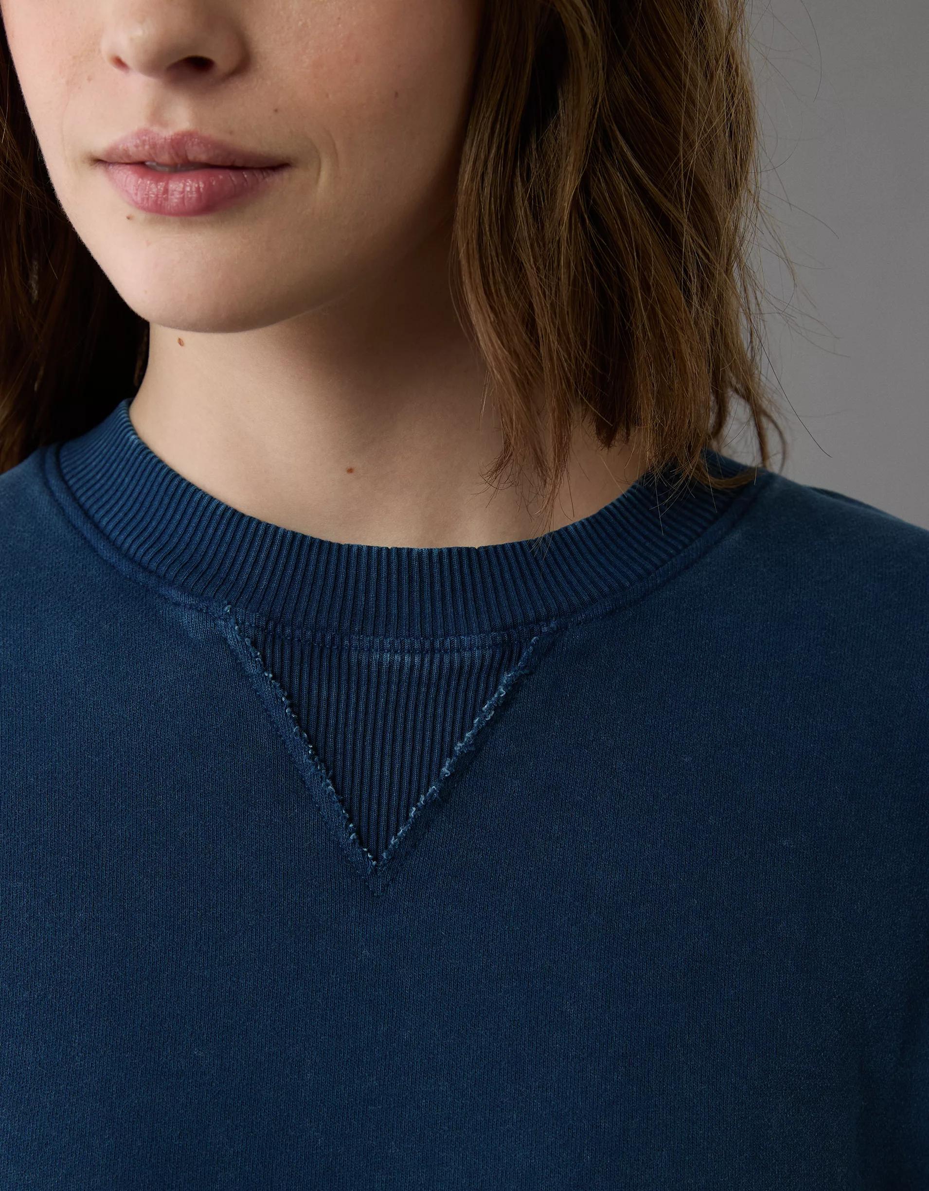 AE Big Hug Destination Graphic Crew Neck Sweatshirt Product Image