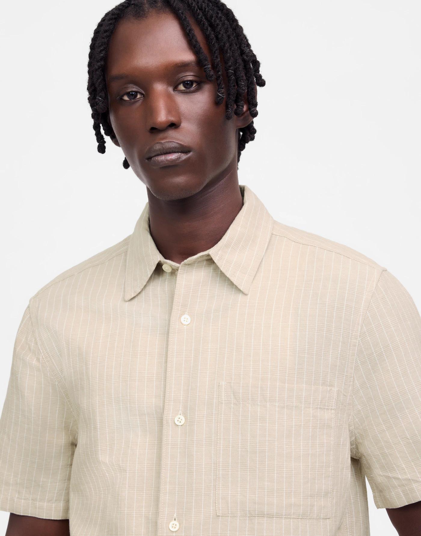 Button-Up Short-Sleeve Shirt in Cotton-Linen Blend Product Image