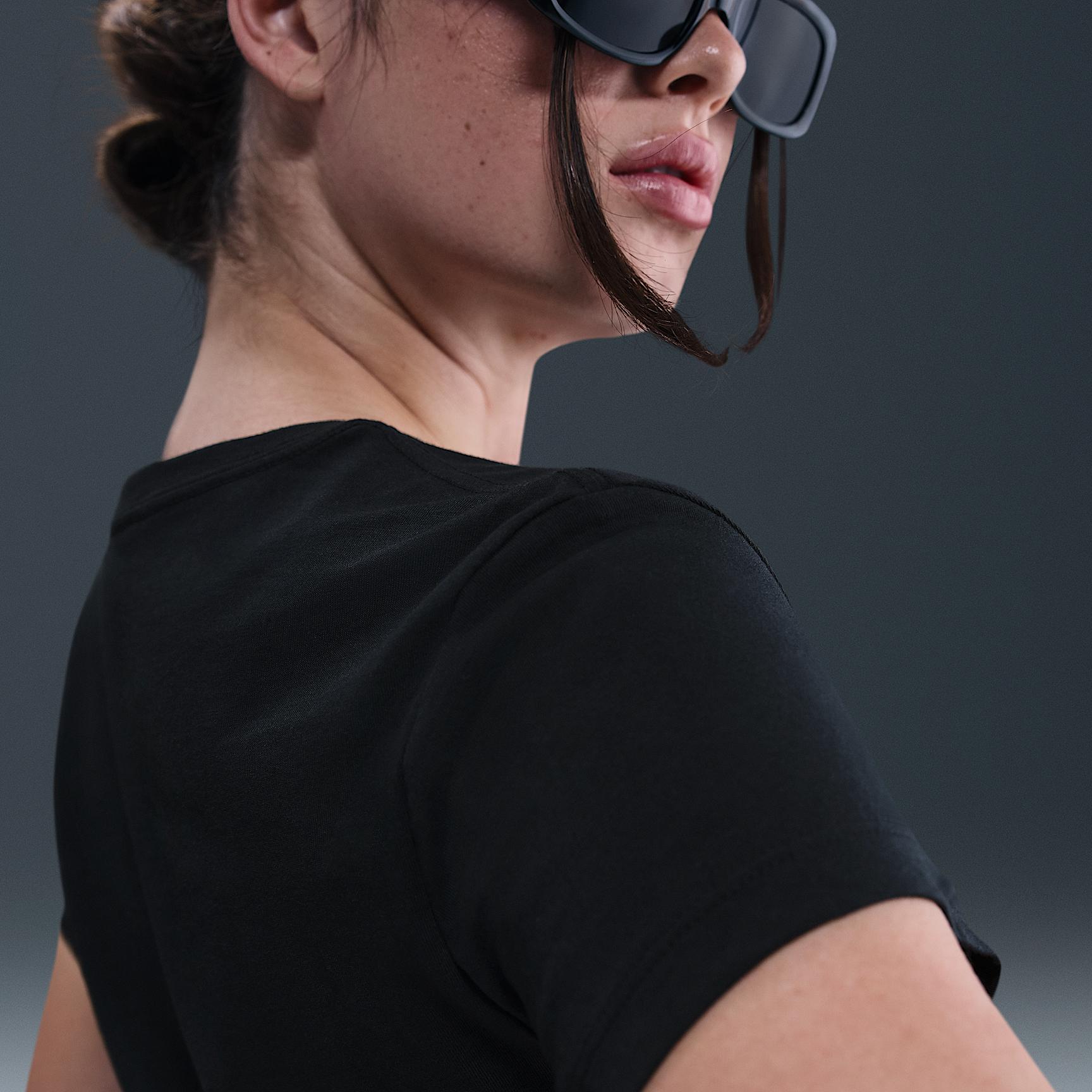 Womens Nike Sportswear Short-Sleeve Graphic T-Shirt | HV5002-010 Product Image