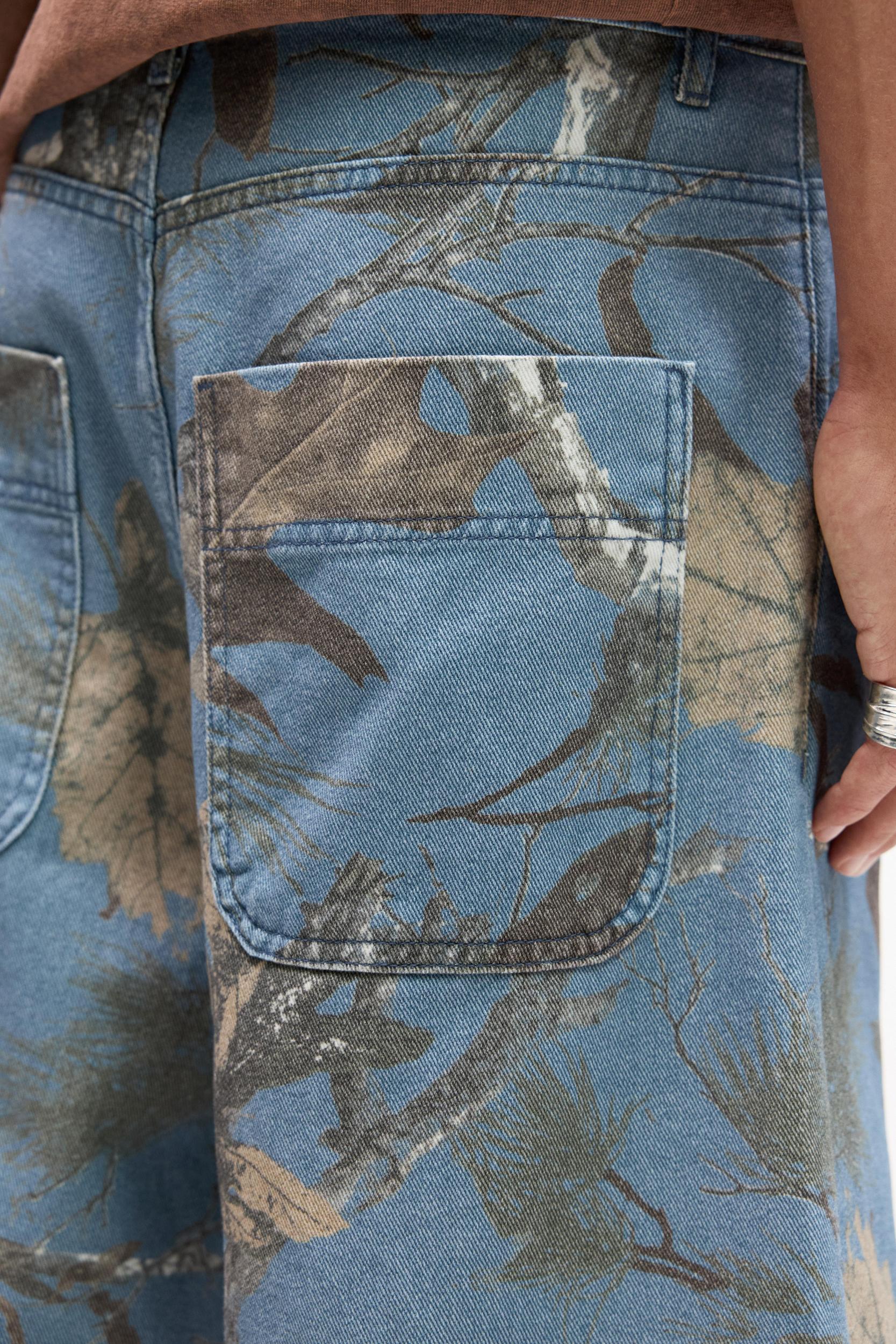 Leaf print baggy Bermuda shorts Product Image