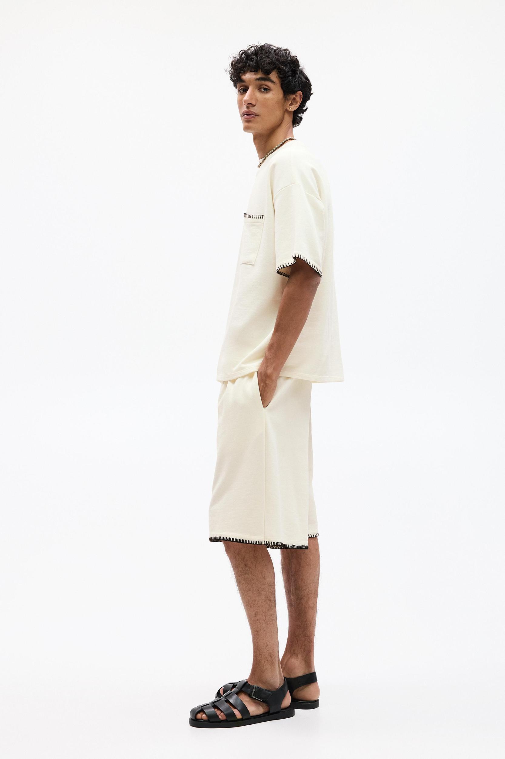 T-shirt with contrast seams Product Image