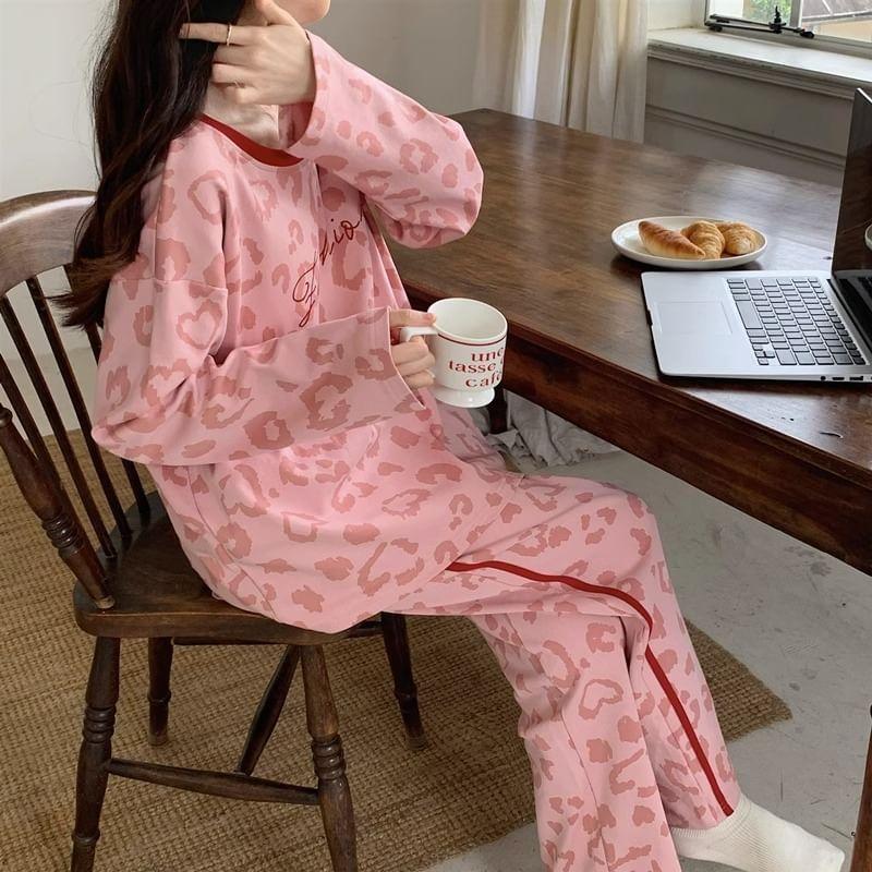 Pajama Set: Long-Sleeve Crew Neck Leopard Print Padded T-Shirt + Pants Product Image