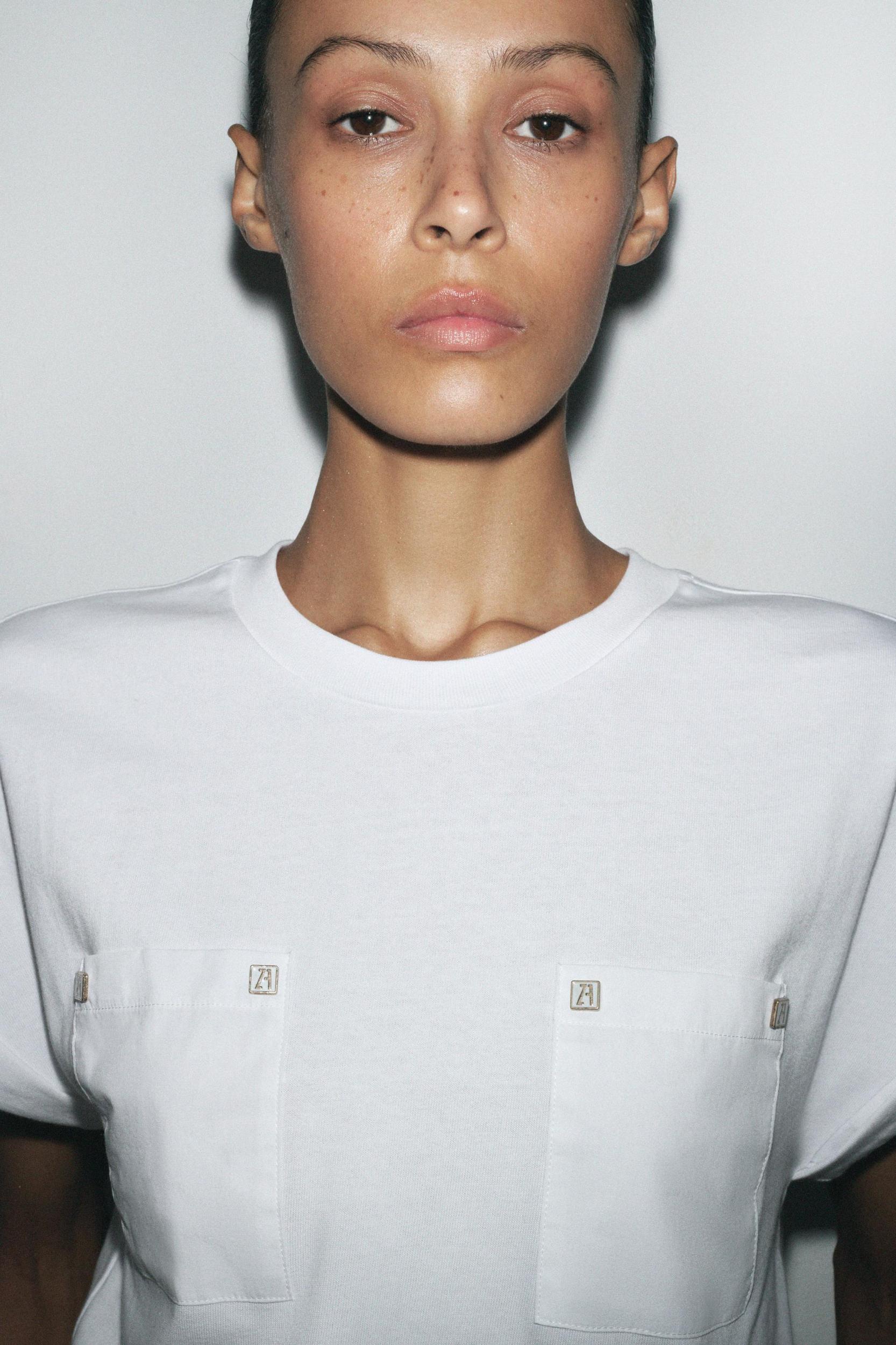 POCKETS T-SHIRT Product Image