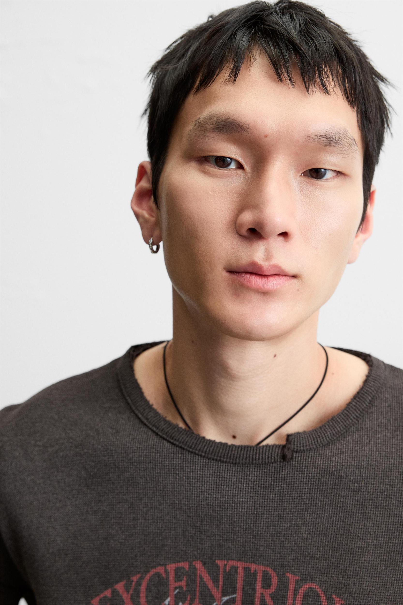 SPRAY PRINT KNIT T-SHIRT Product Image