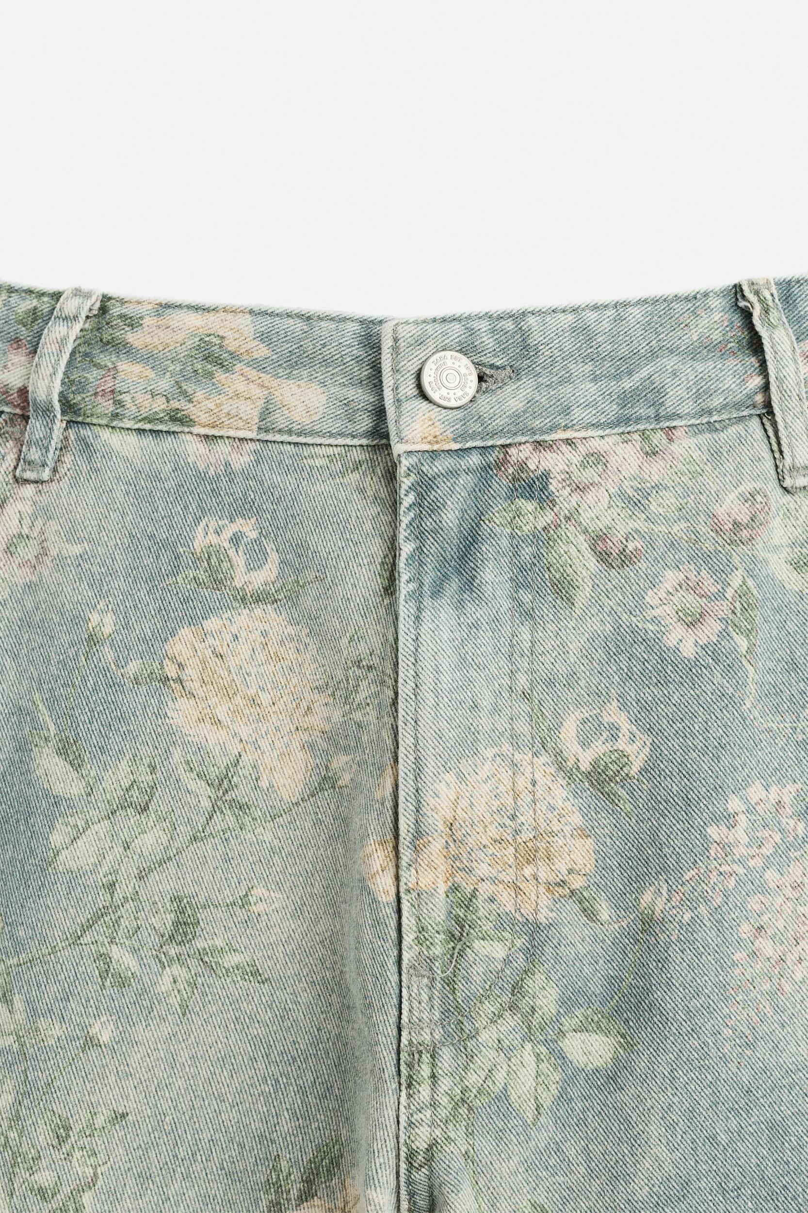 FLORAL PRINT CARPENTER POCKET BERMUDA SHORTS Product Image