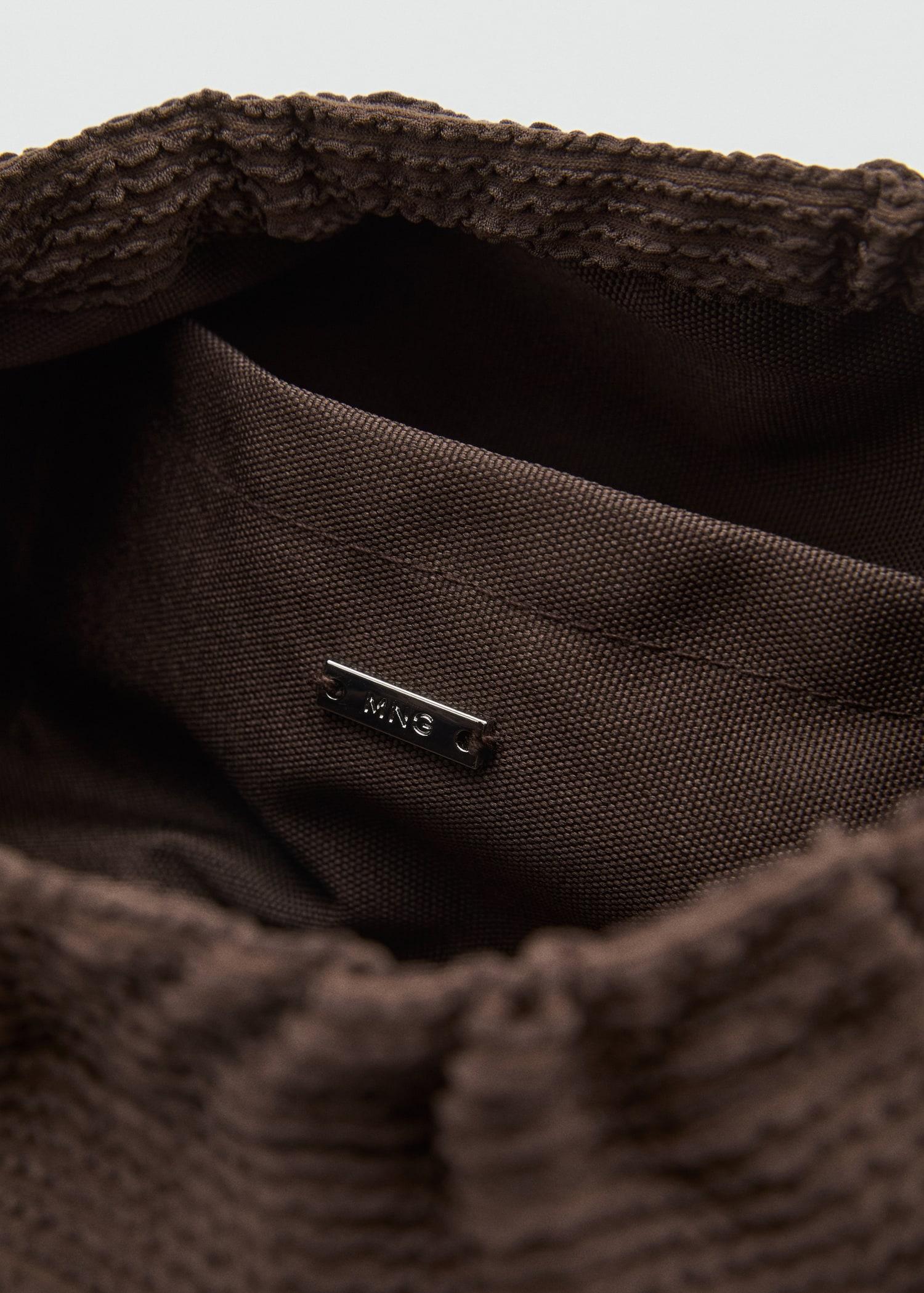 Ribbed toiletry bag - Women | MANGO USA Product Image