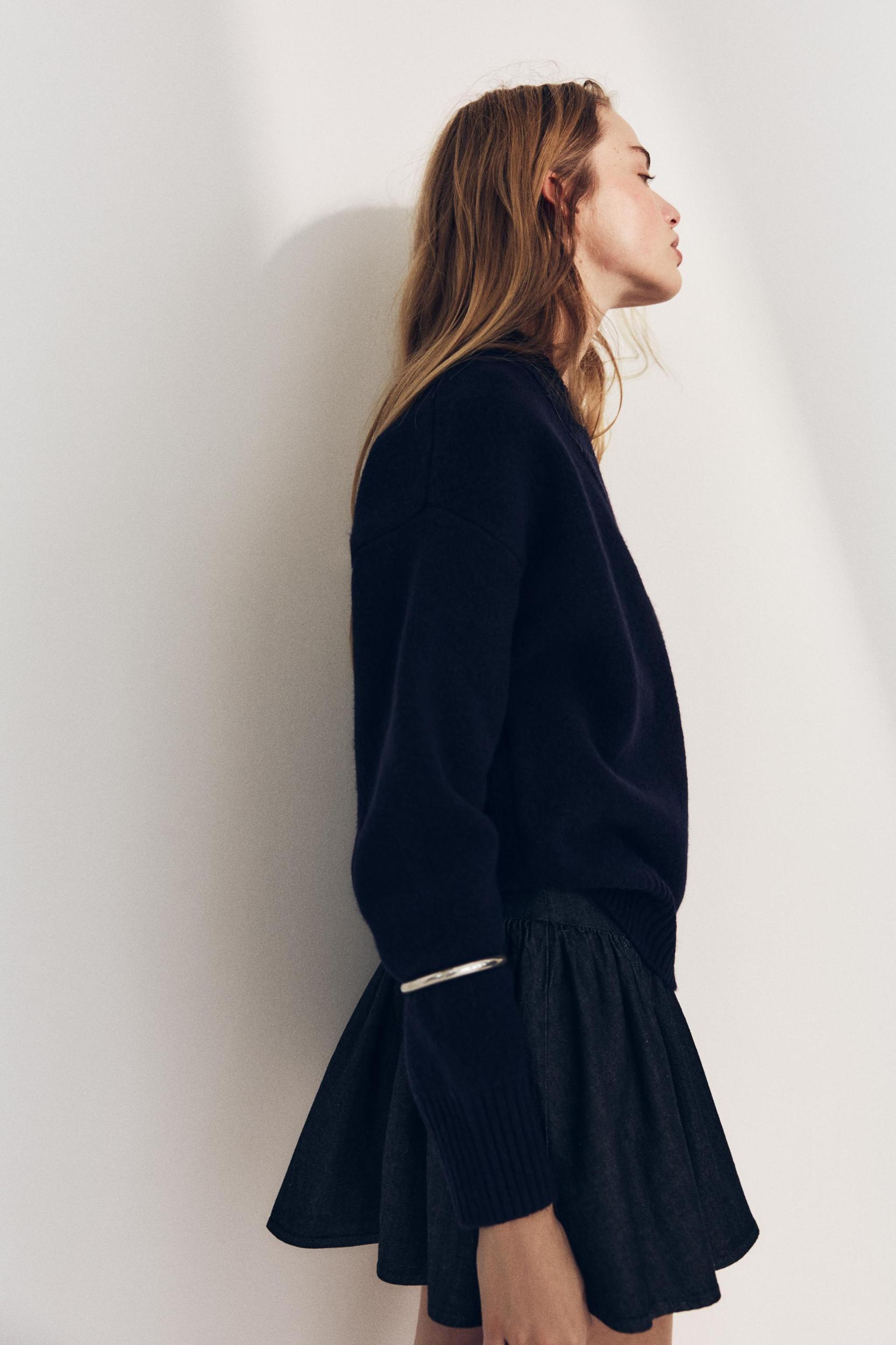 BASIC V-NECK KNIT SWEATER Product Image