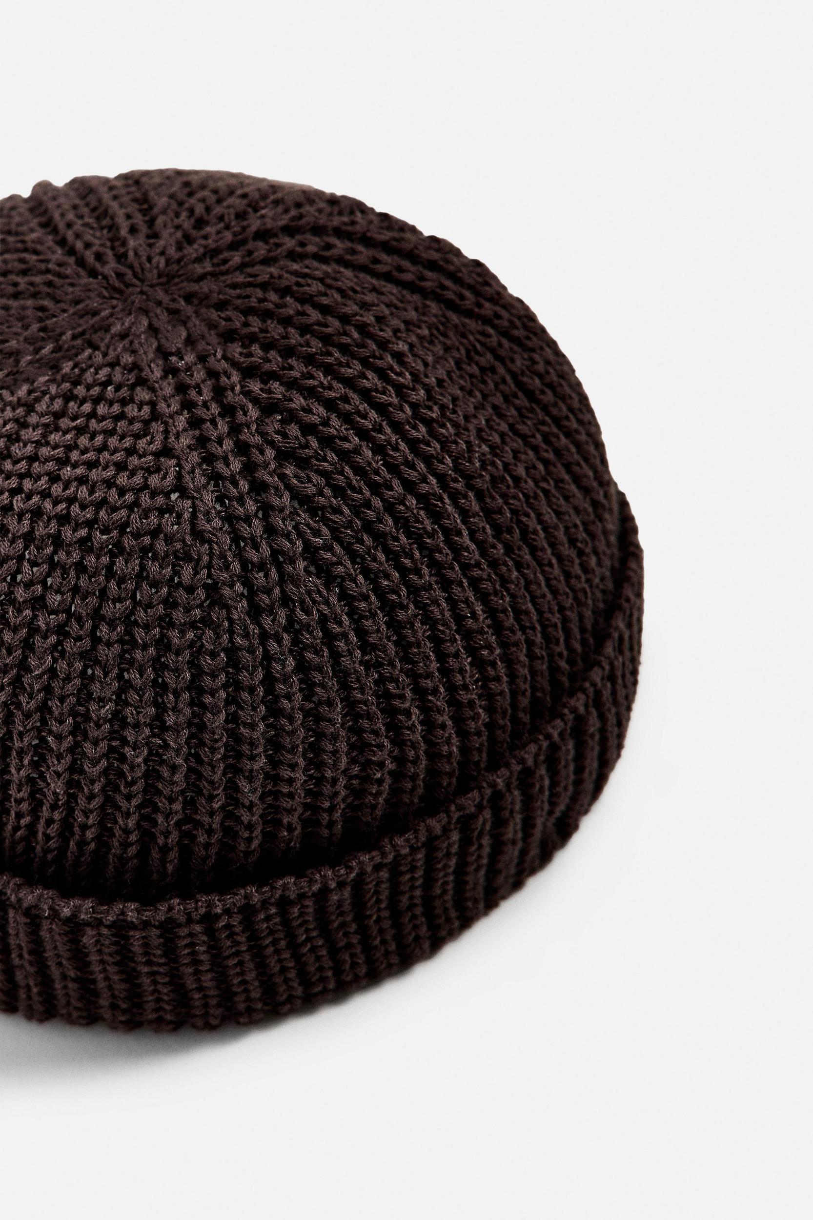 SHORT KNIT HAT Product Image