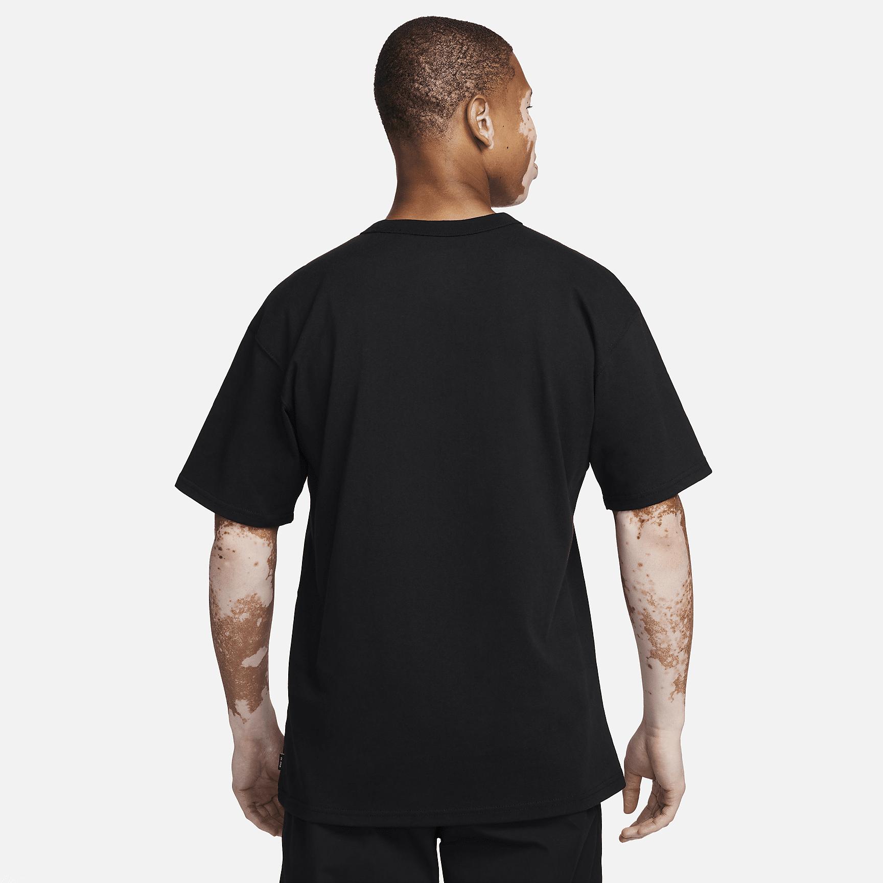 Nike Sportswear Premium Essentials Men's Pocket T-Shirt Product Image