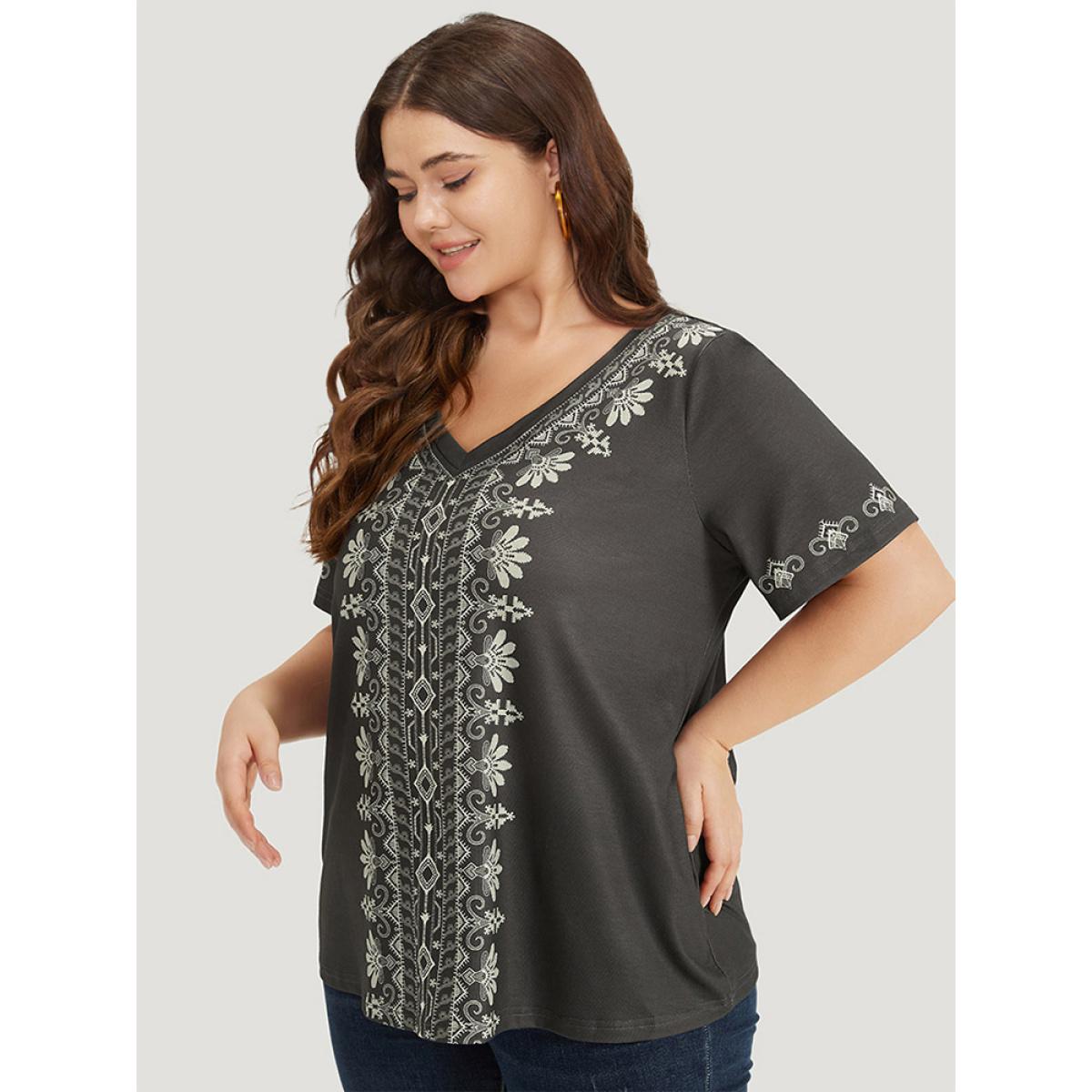 Plus Size Bandana Print V Neck Short Sleeve T-shirt Gray Women Casual Printed Bohemian Print V-neck Dailywear T-shirts BloomChic 30/6X Product Image