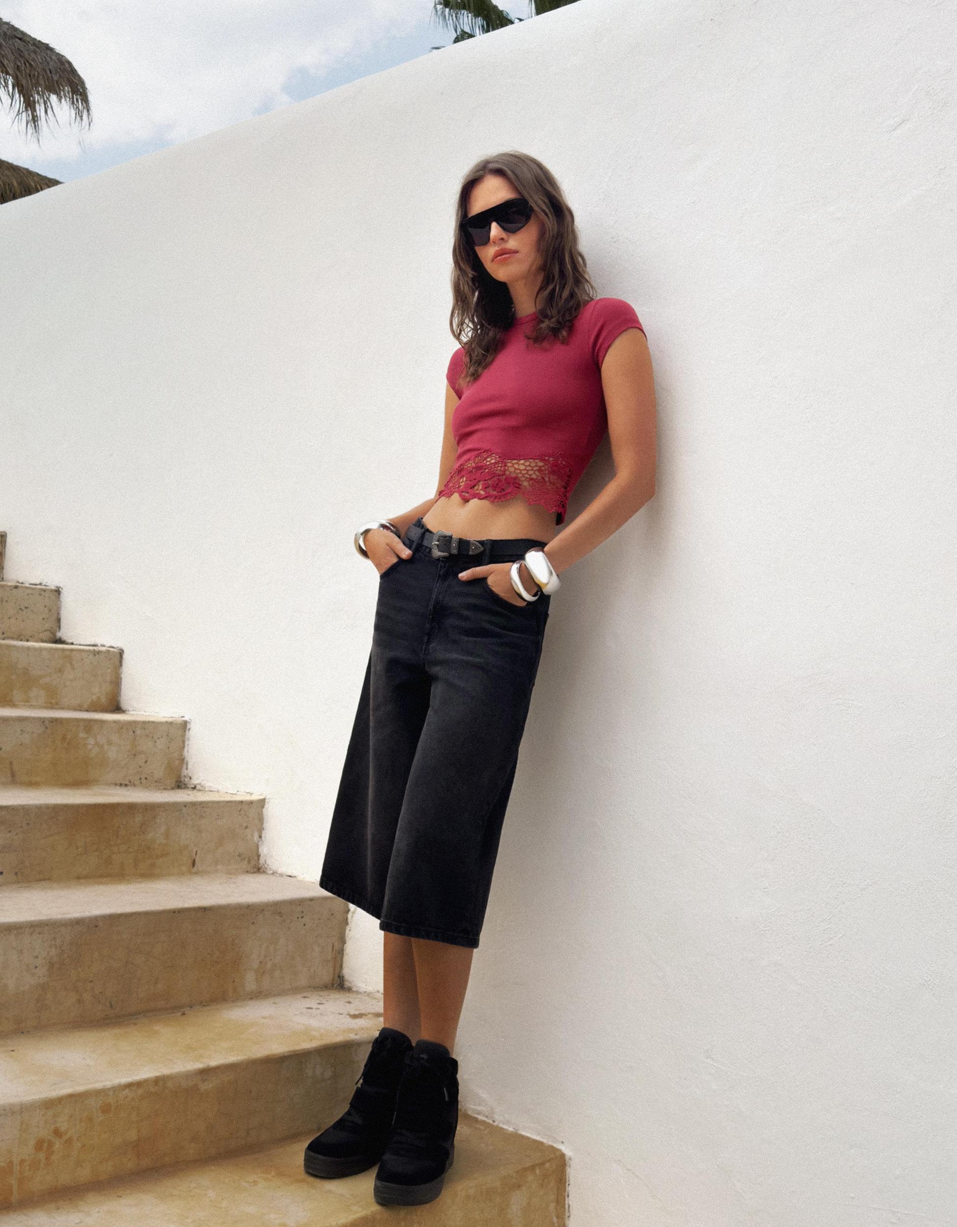 Short sleeve T-shirt with embroidery Product Image