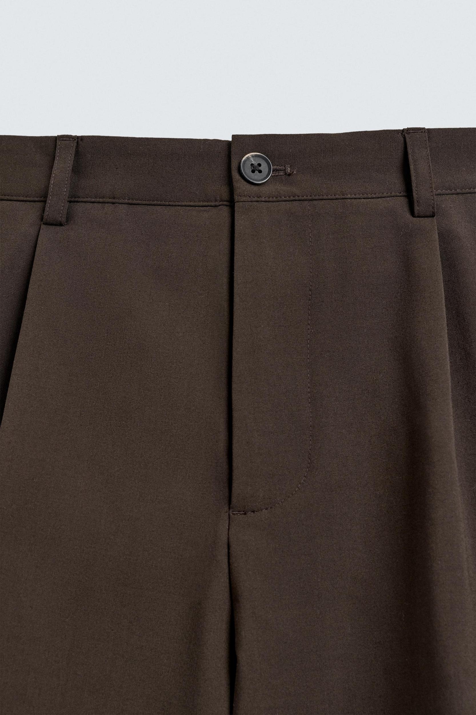 RELAXED FIT PLEATED SHORTS Product Image