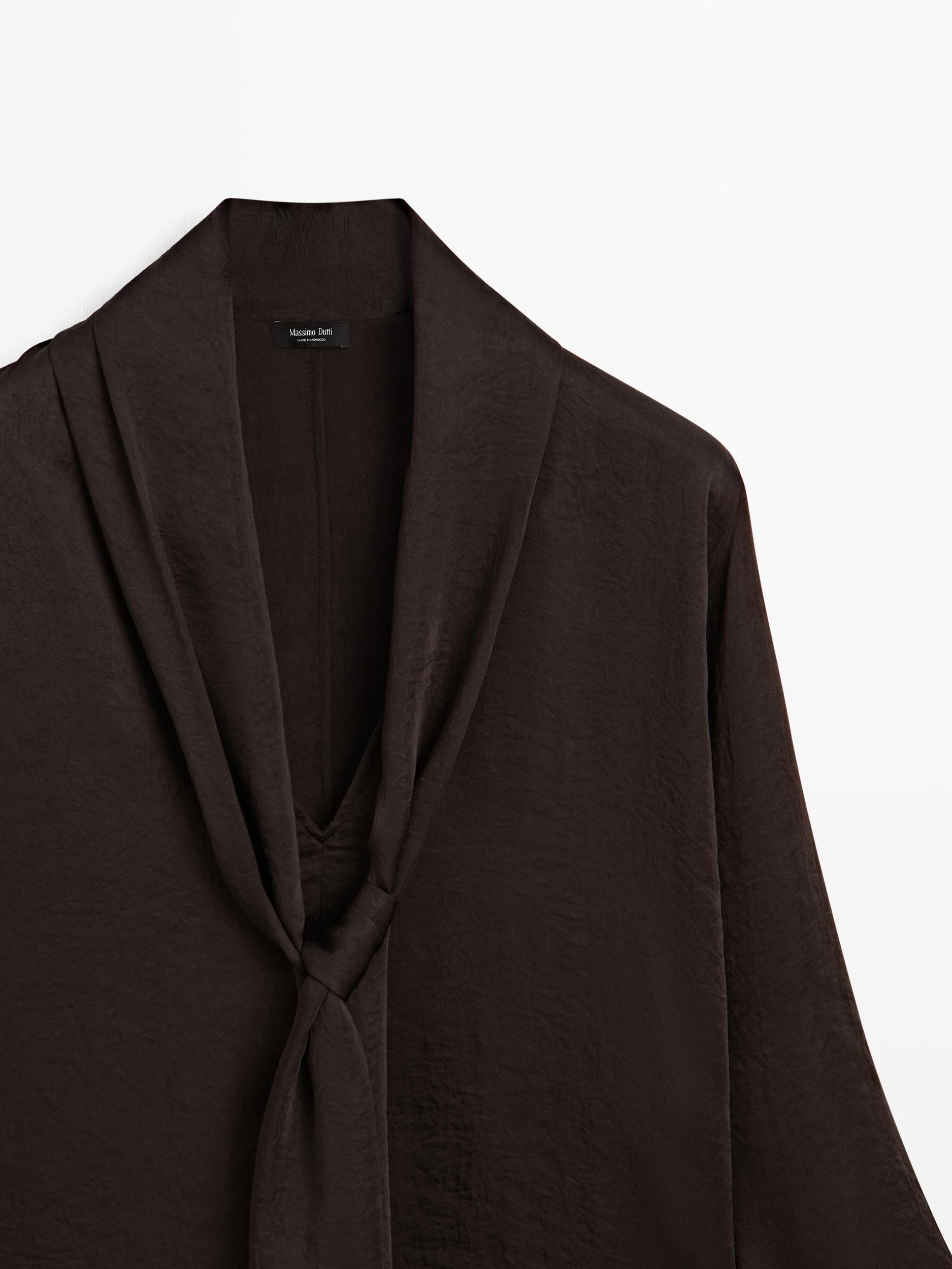 Flowing blouse with tie Product Image