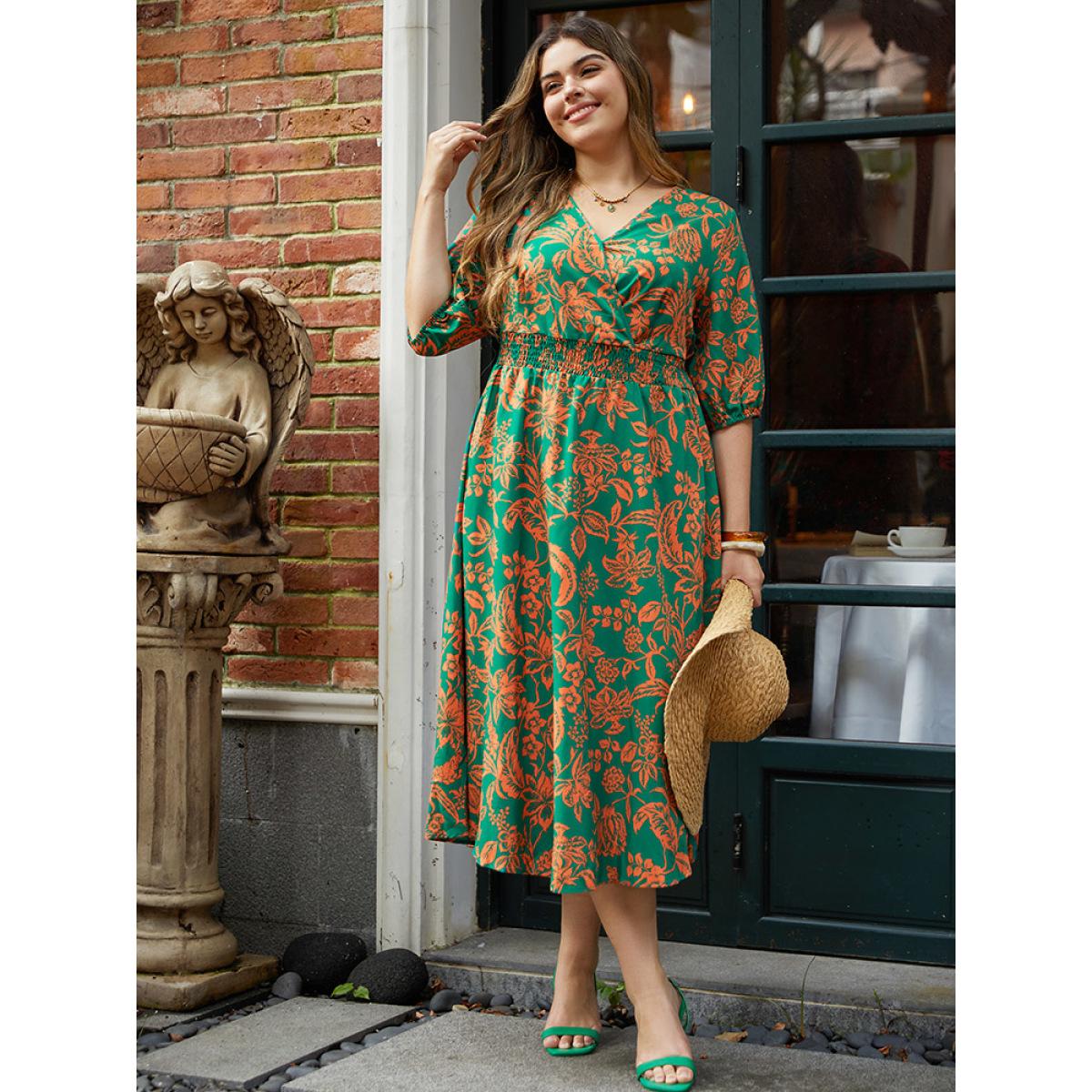 Plus Size Plants Print Overlap Collar Shirred Dress Green Women Vacation Elastic cuffs V-neck Half Sleeve Curvy Midi Dress BloomChic 12/L Product Image