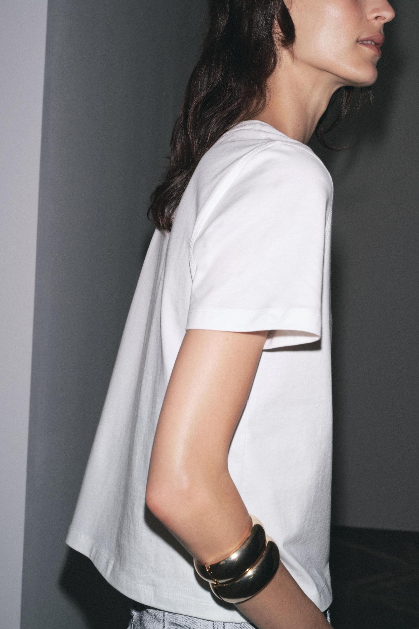 CONTRAST TEXT T-SHIRT Product Image