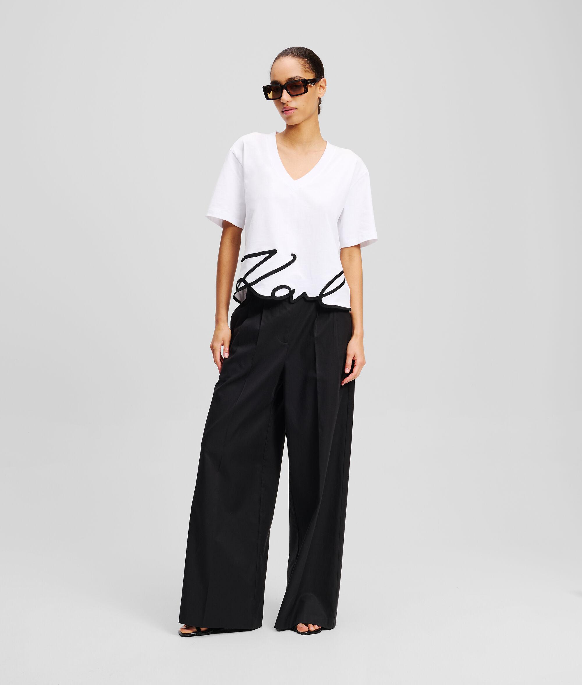 SIGNATURE V-NECK T-SHIRT Product Image