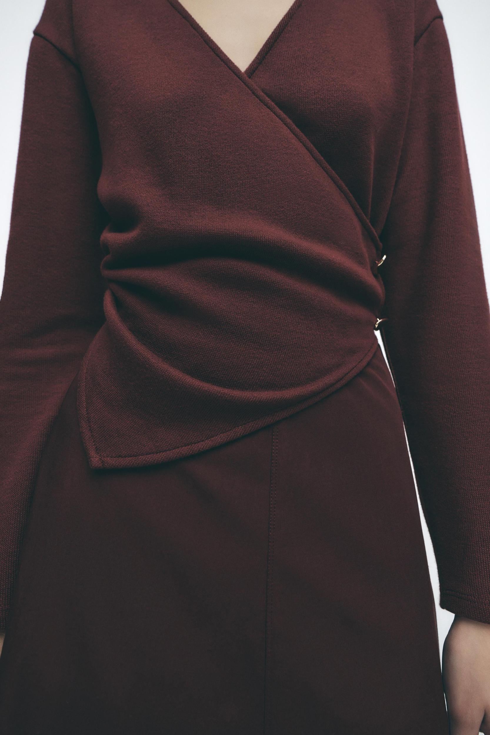CONTRASTING CLASP DRESS Product Image