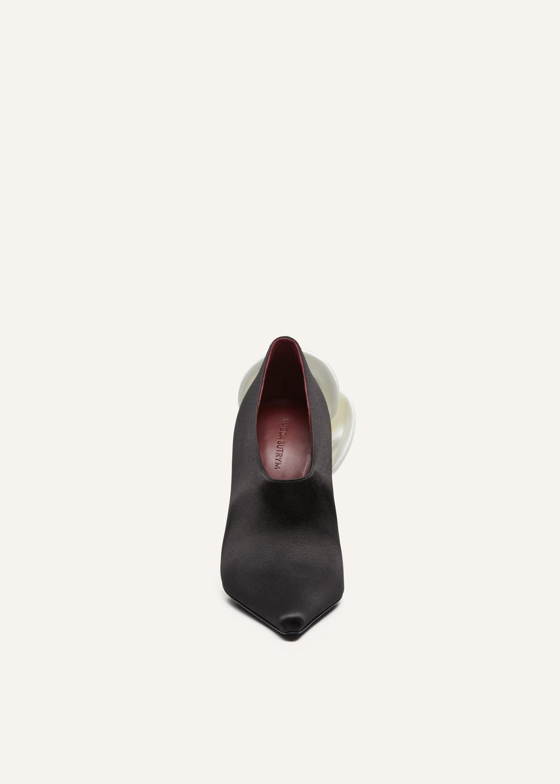 White flower pointed pumps in black satin Product Image