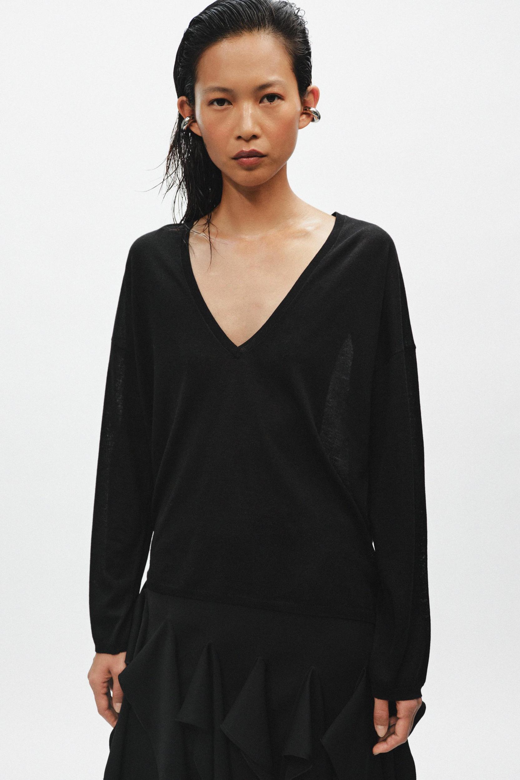 FINE KNIT V-NECK JUMPER Product Image