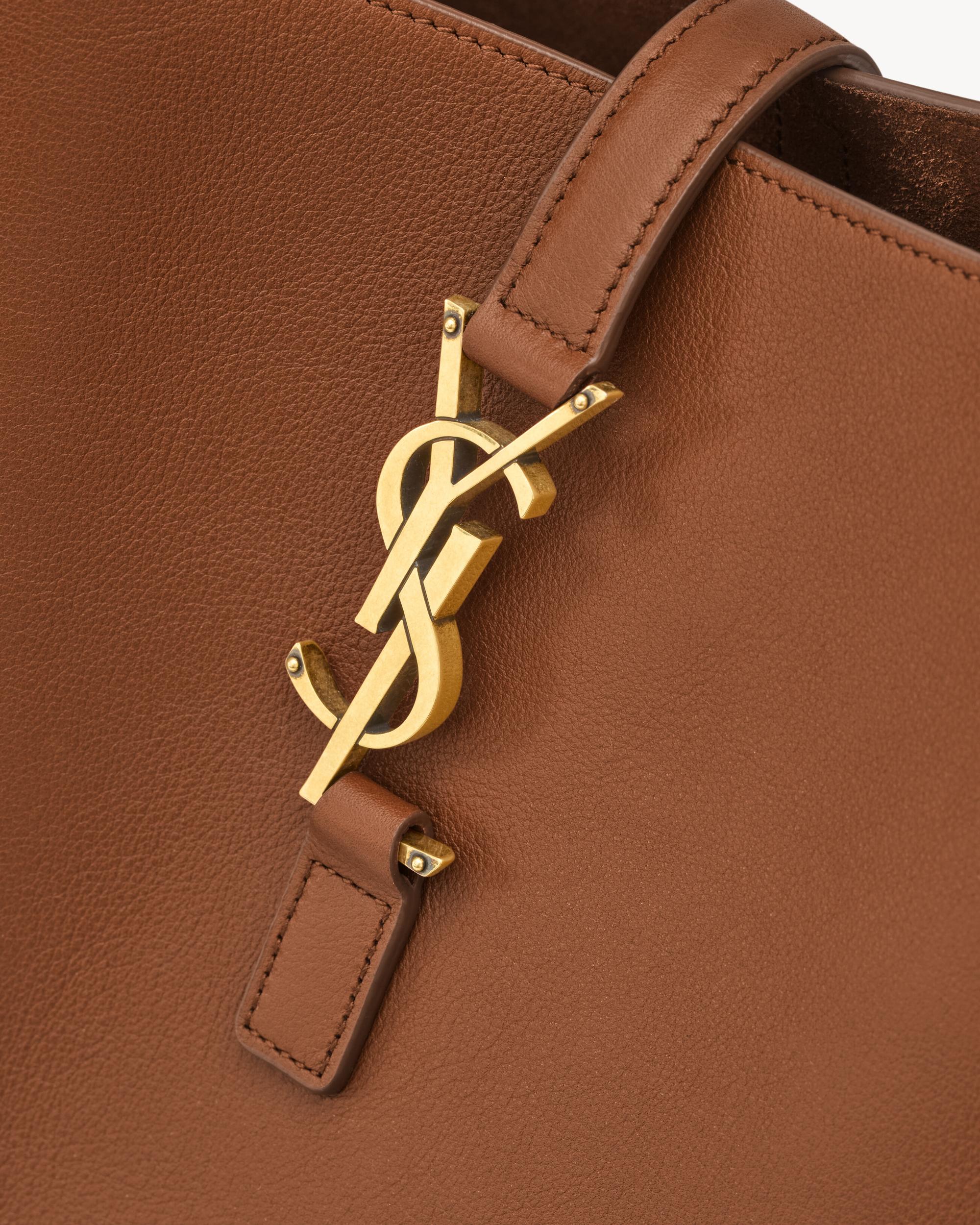 LE 5 À 7 supple LARGE in grained leather Product Image