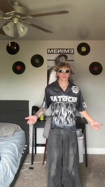 Sopula Vintage Rich Star No 69 Graphics Blokecore Blokette V-Neck T-Shirt Product Image