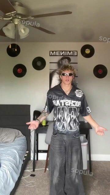 Sopula Vintage Rich Star No 69 Graphics Blokecore Blokette V-Neck T-Shirt Product Image